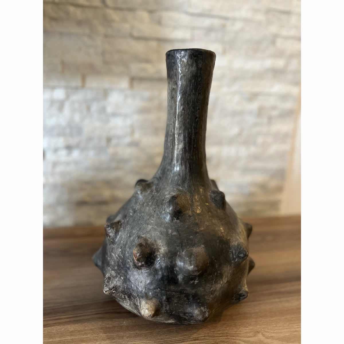 Vase noir en poterie Sajnen (32 cm)