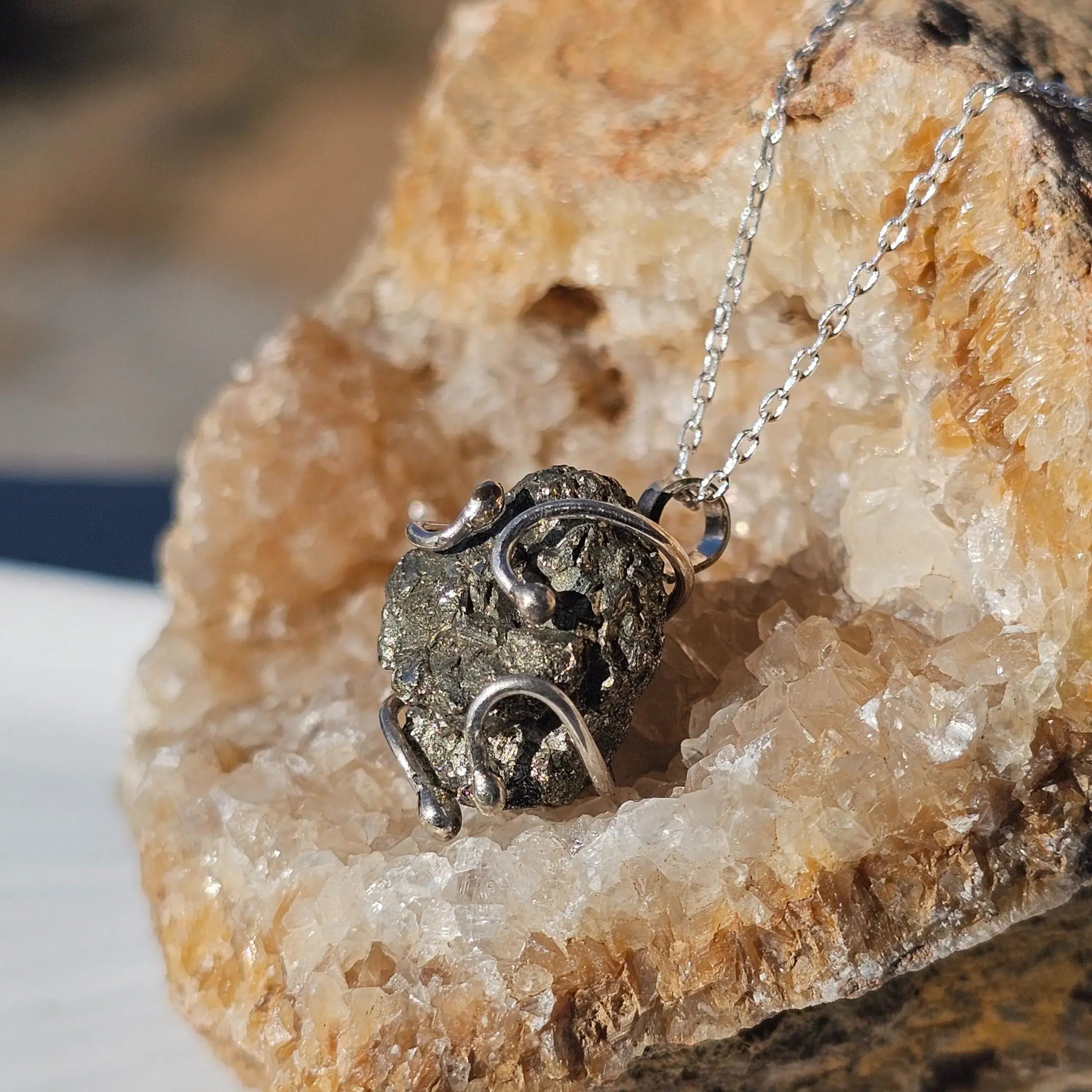 Collier en argent 925 avec pendentif de Pyrite brute entouré de l'argent (45cm)