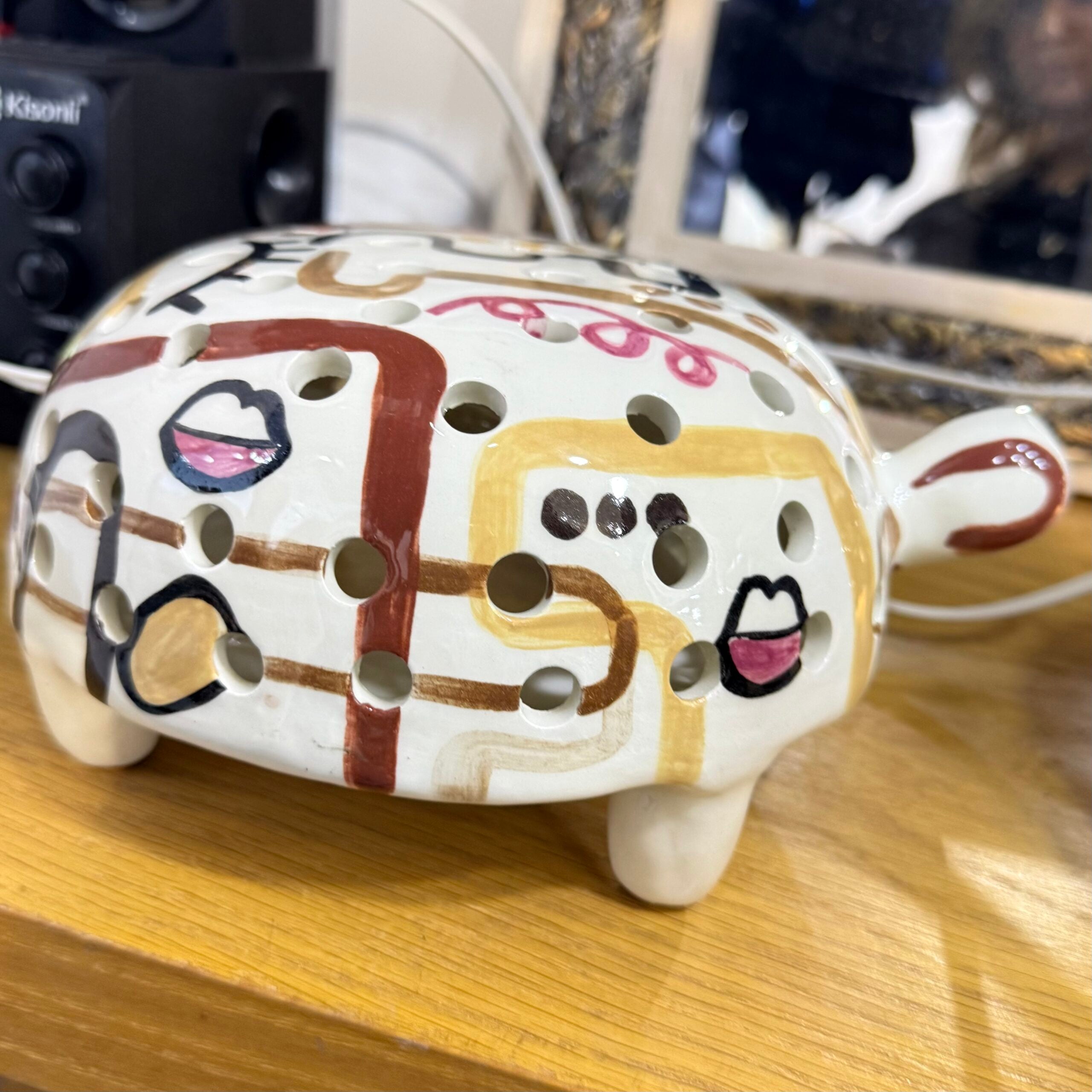 lampe tortue céramique élégante en tons pastels pour votre déco