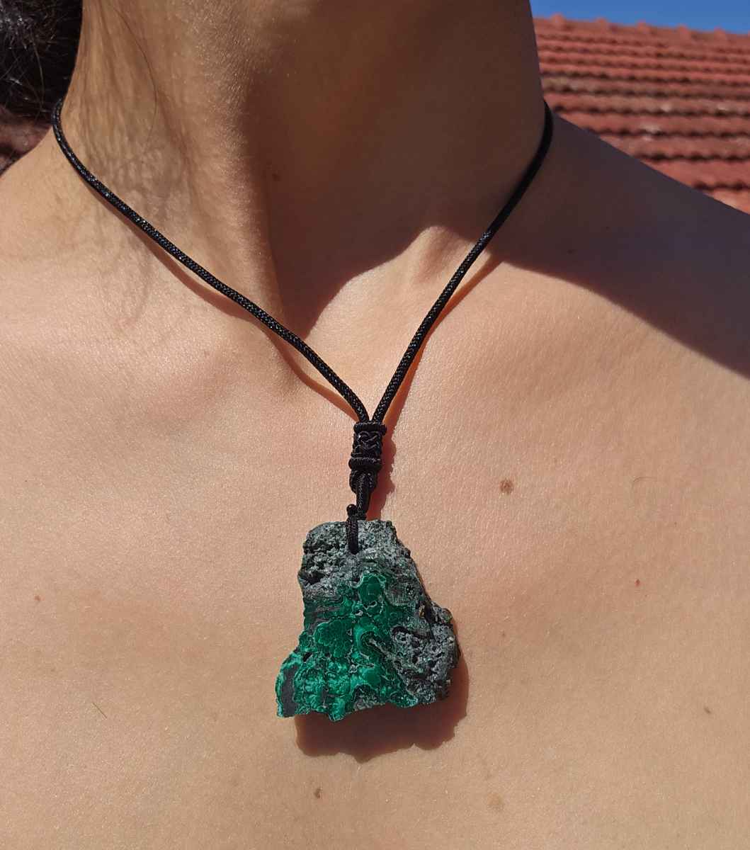 collier malachite brut unisex ajustable pour un style unique