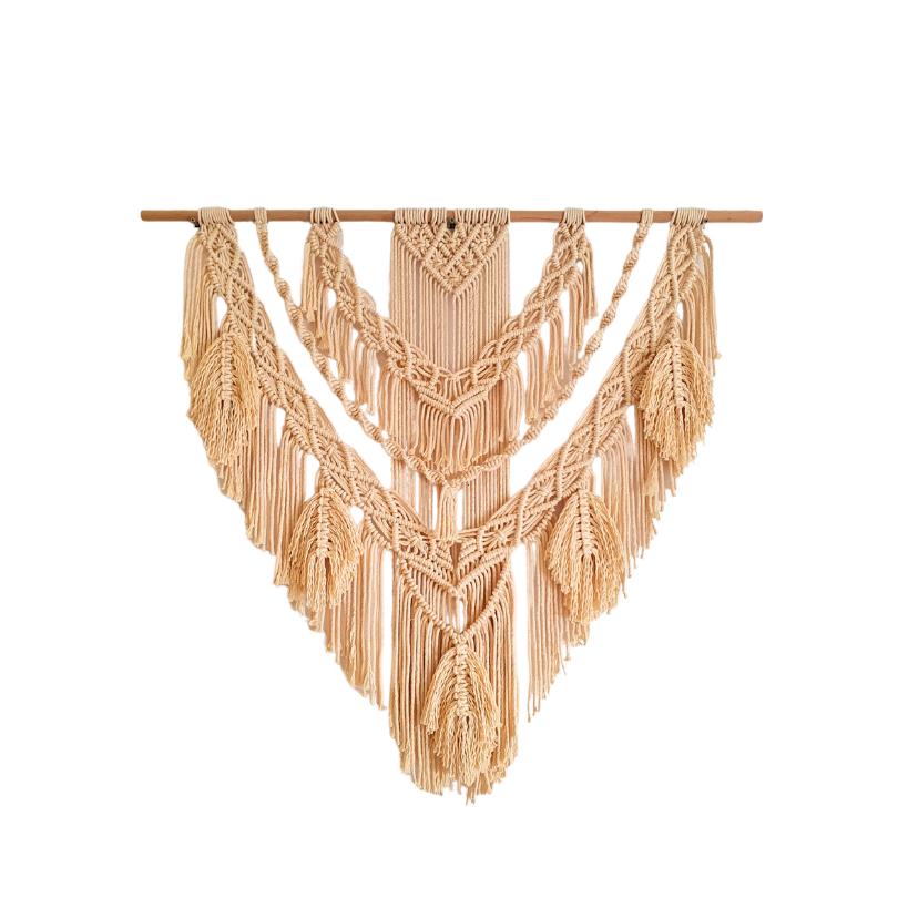 Décoration suspendue en macramé blanc cassé avec un support en bois