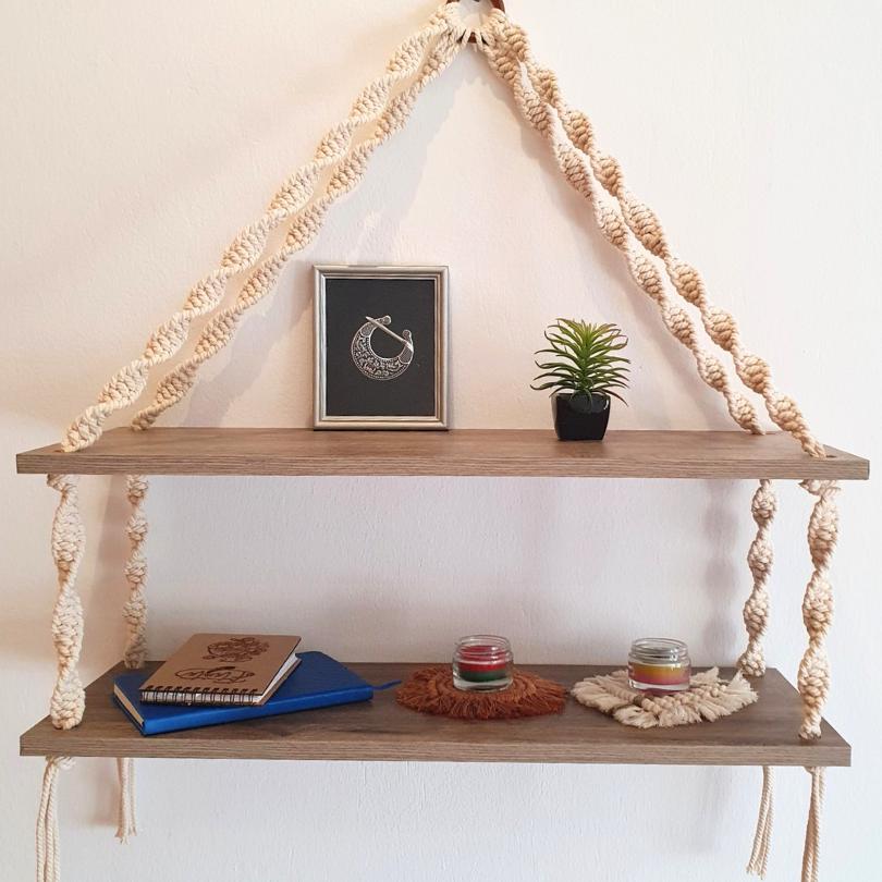 Etagère double en macramé blanc cassé et en MDF