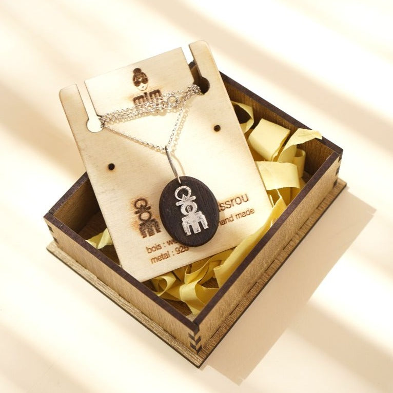 Collier berbère en bois wengé avec une chaine en argent