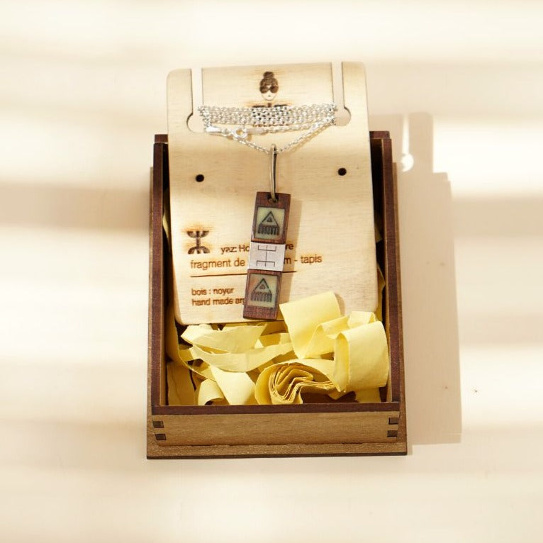 Collier berbère en bois noyer, avec une chaine en argent