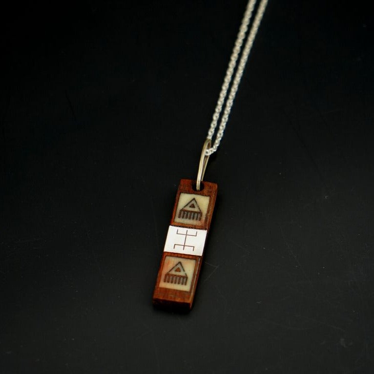 Collier berbère en bois noyer, avec une chaine en argent