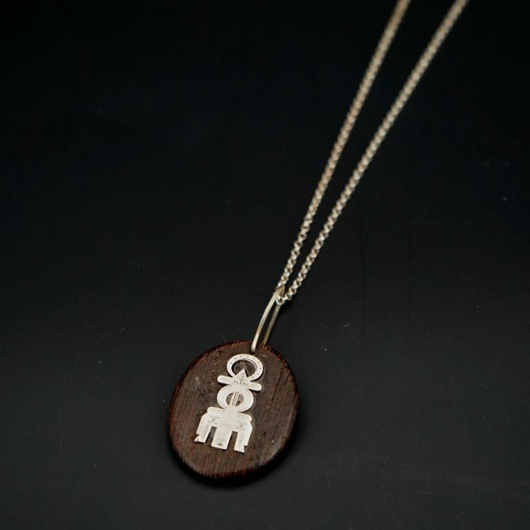Collier berbère en bois wengé avec une chaine en argent