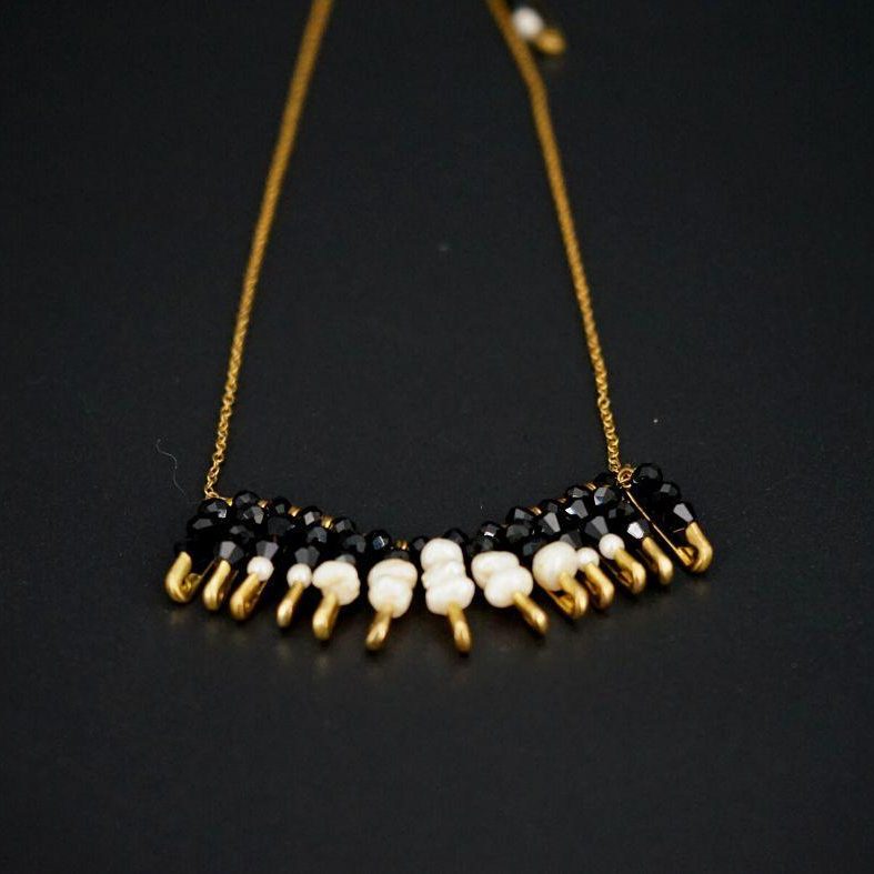 Collier en cristaux noires et perles blanches pour femme