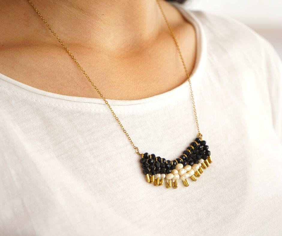 Collier en cristaux noires et perles blanches pour femme