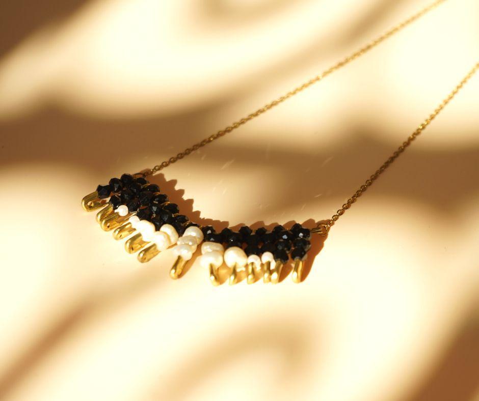 Collier en cristaux noires et perles blanches pour femme