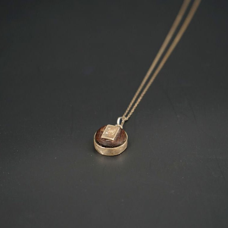 Collier berbère en bois wengé avec une chaine en argent