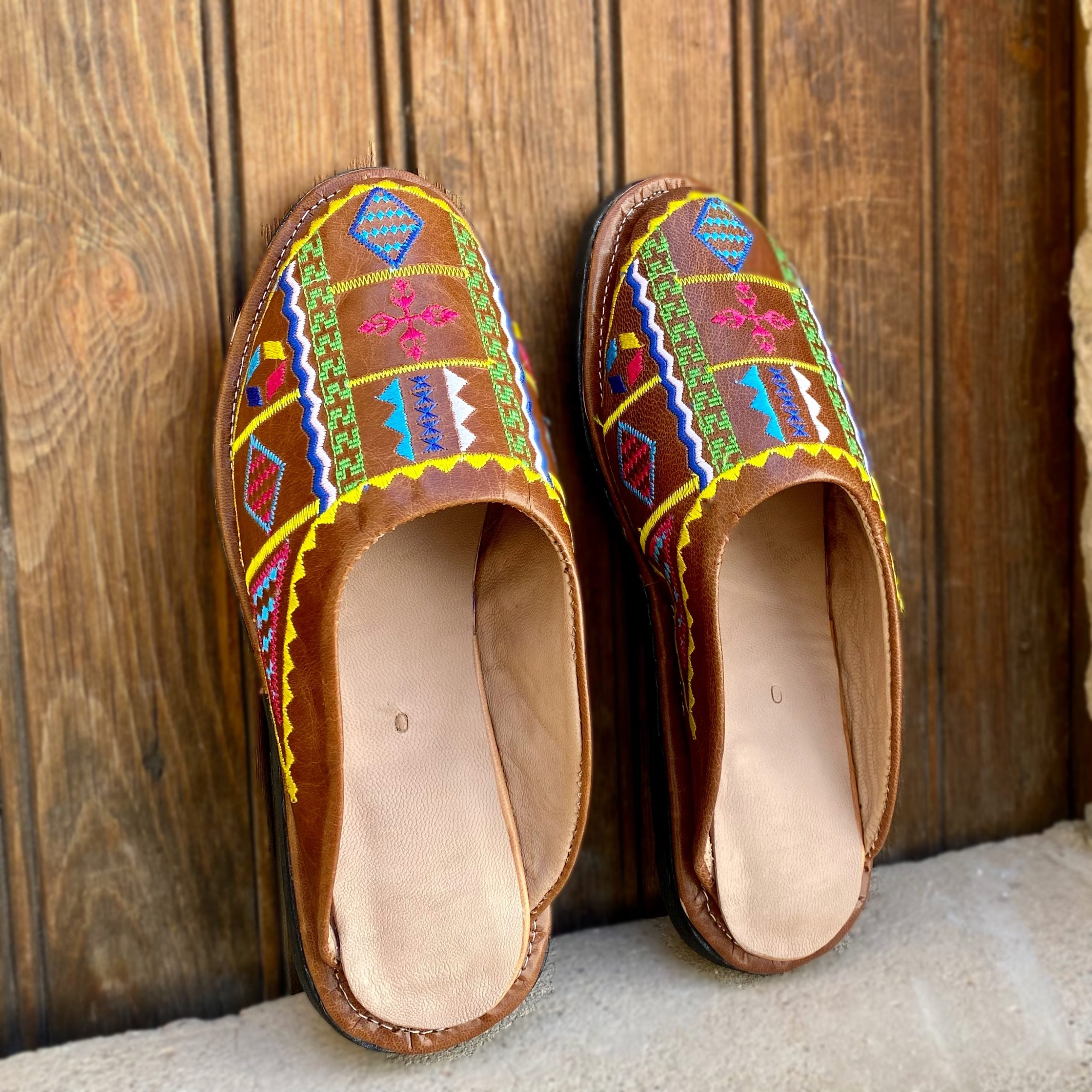 Babouches Amazigh en cuir véritable brodée avec motifs berbères - artisanat Tunisien fait main | ILEYCOM
