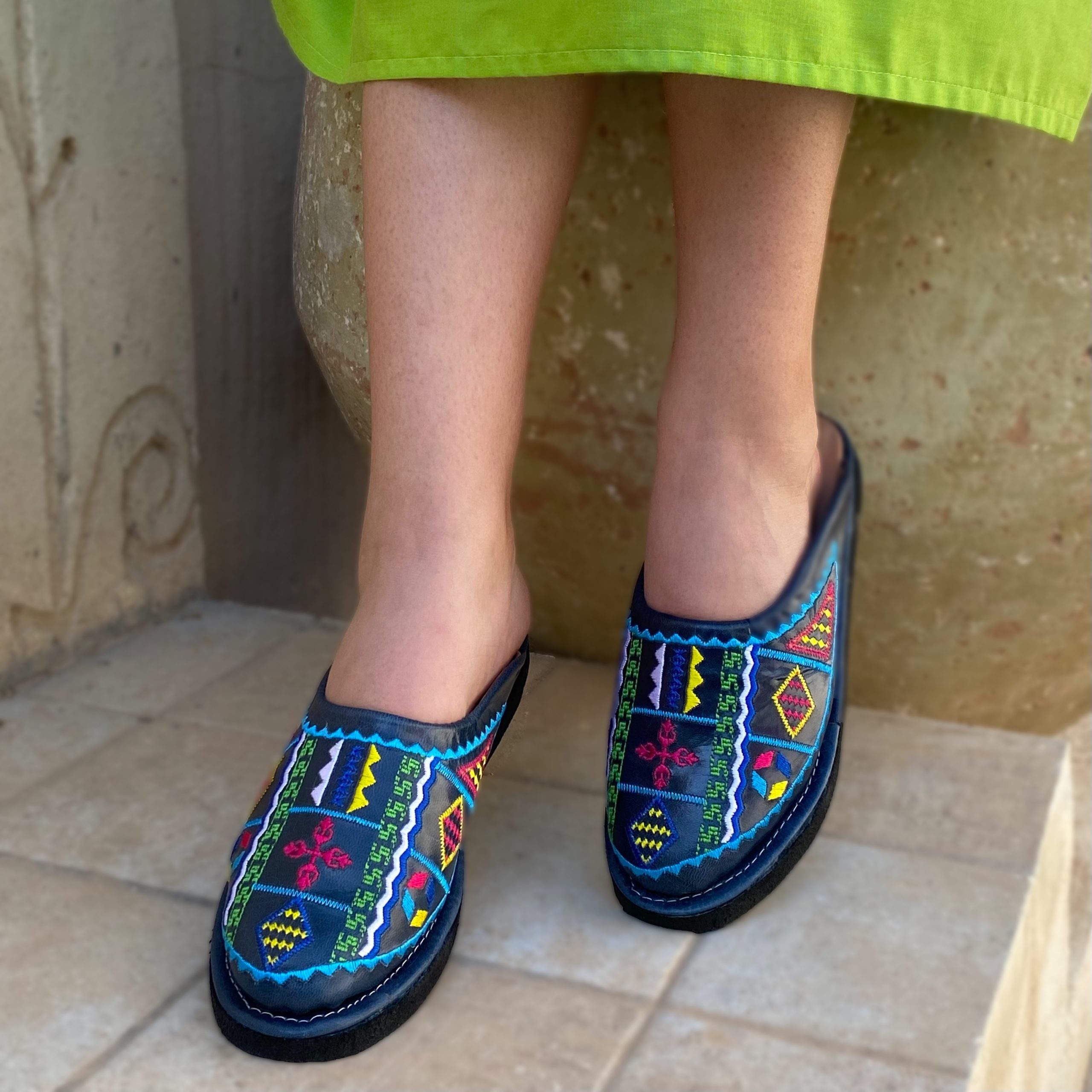 Babouches Amazigh en cuir véritable brodée avec motifs berbères - artisanat Tunisien fait main | ILEYCOM