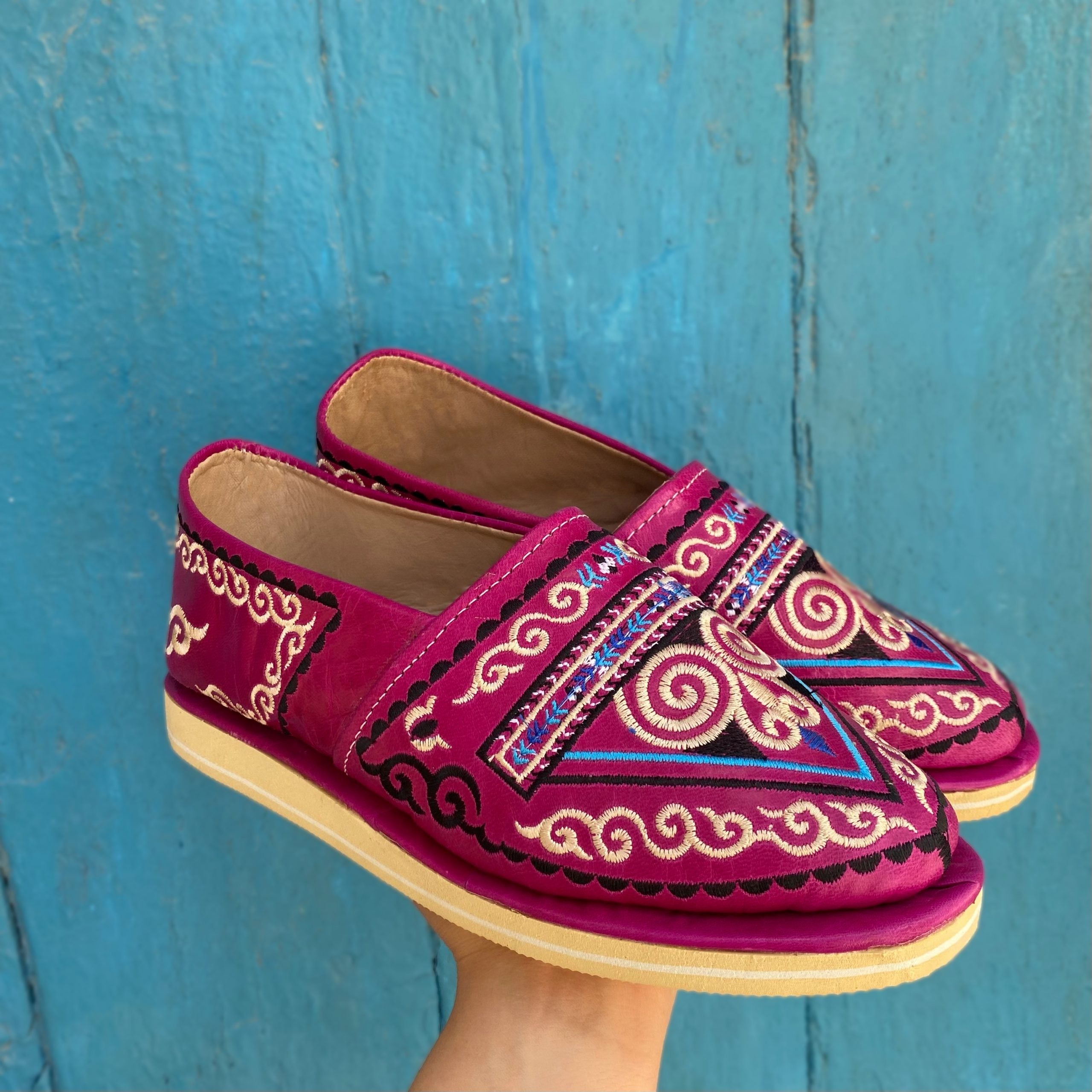 Mocassin Artisanal Jazia fait main en cuir véritable avec motifs berbères - artisanat Tunisien fait main | ILEYCOM