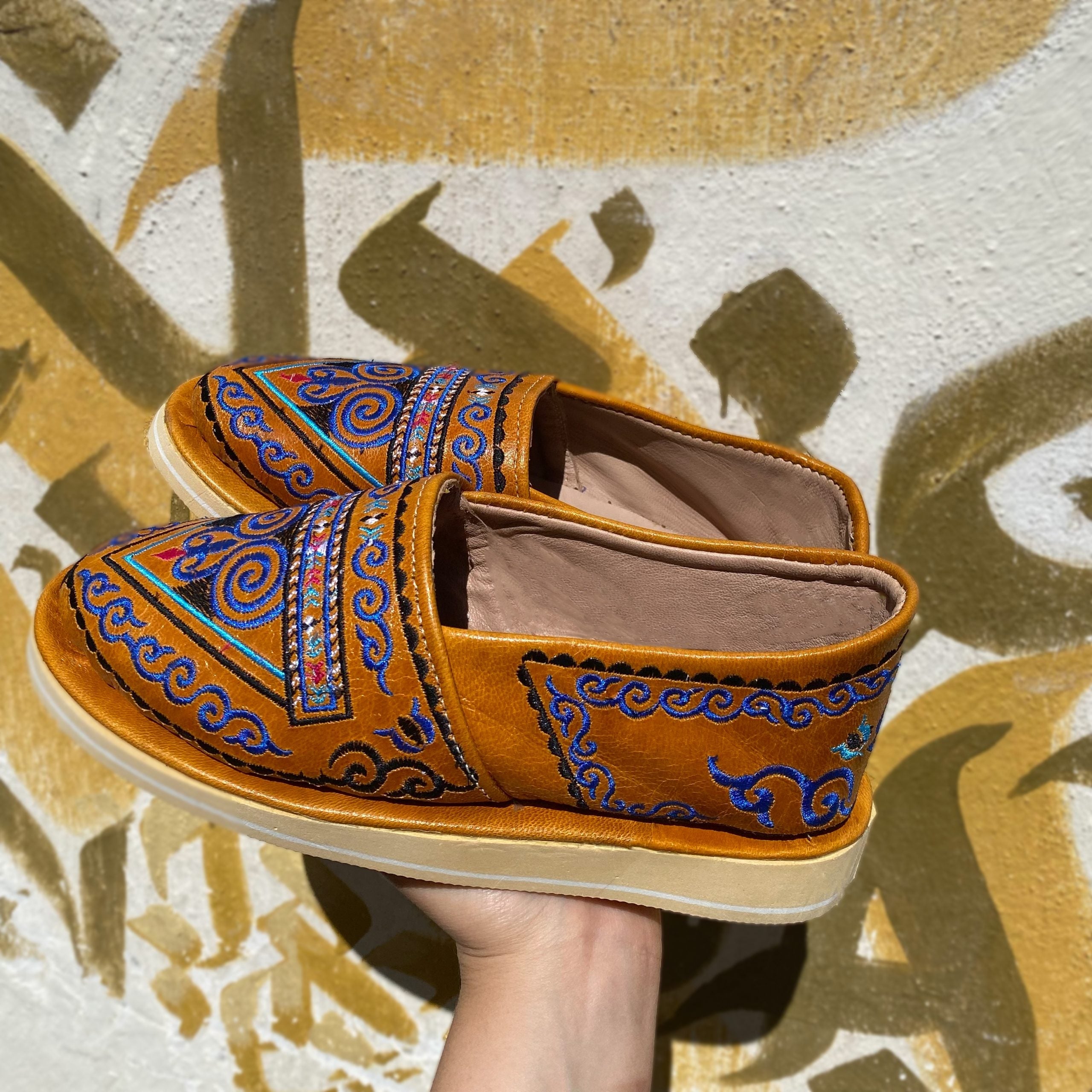 Mocassin Artisanal Jazia fait main en cuir véritable avec motifs berbères - artisanat Tunisien fait main | ILEYCOM