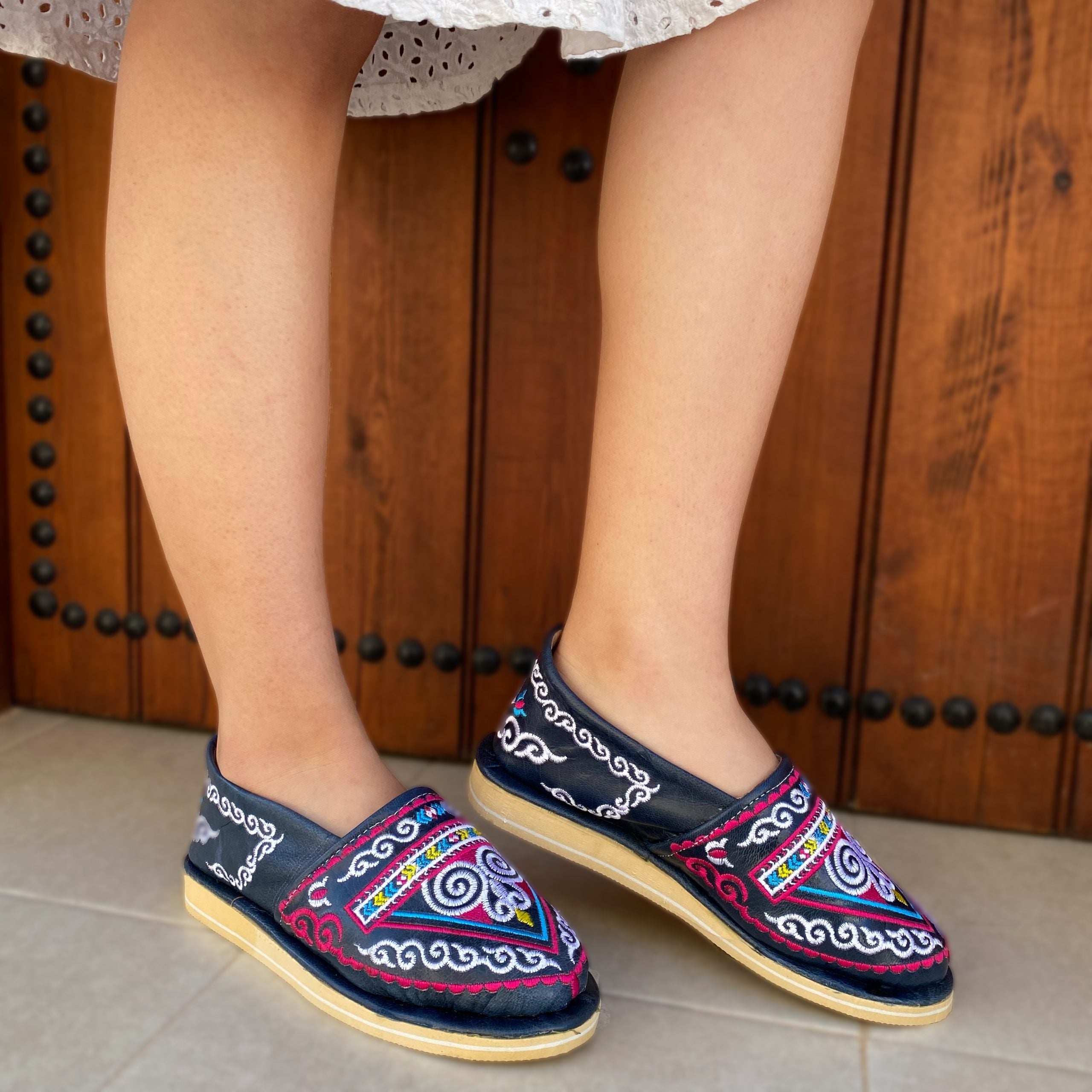 Mocassin Artisanal Jazia fait main en cuir véritable avec motifs berbères - artisanat Tunisien fait main | ILEYCOM