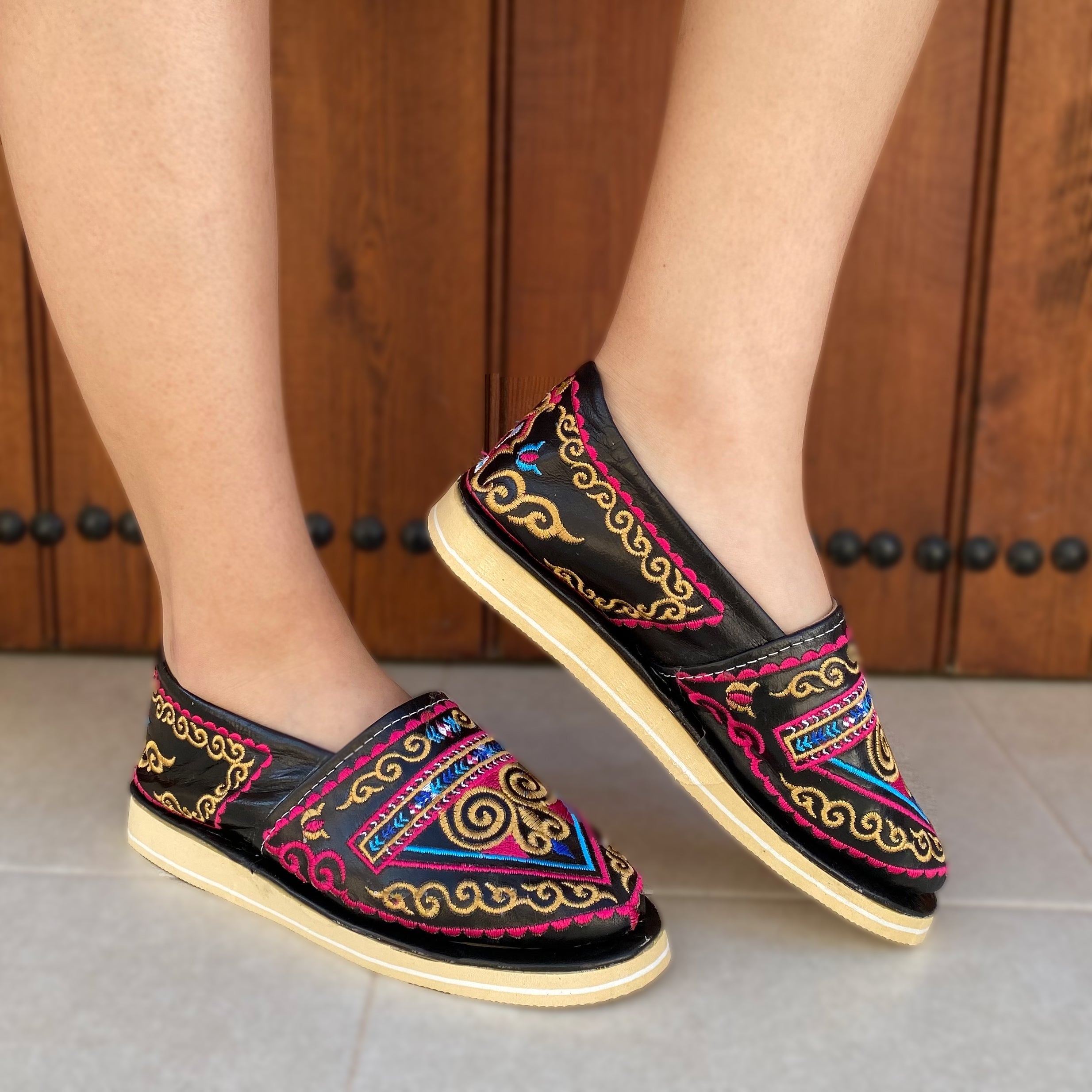 Mocassin Artisanal Jazia fait main en cuir véritable avec motifs berbères - artisanat Tunisien fait main | ILEYCOM