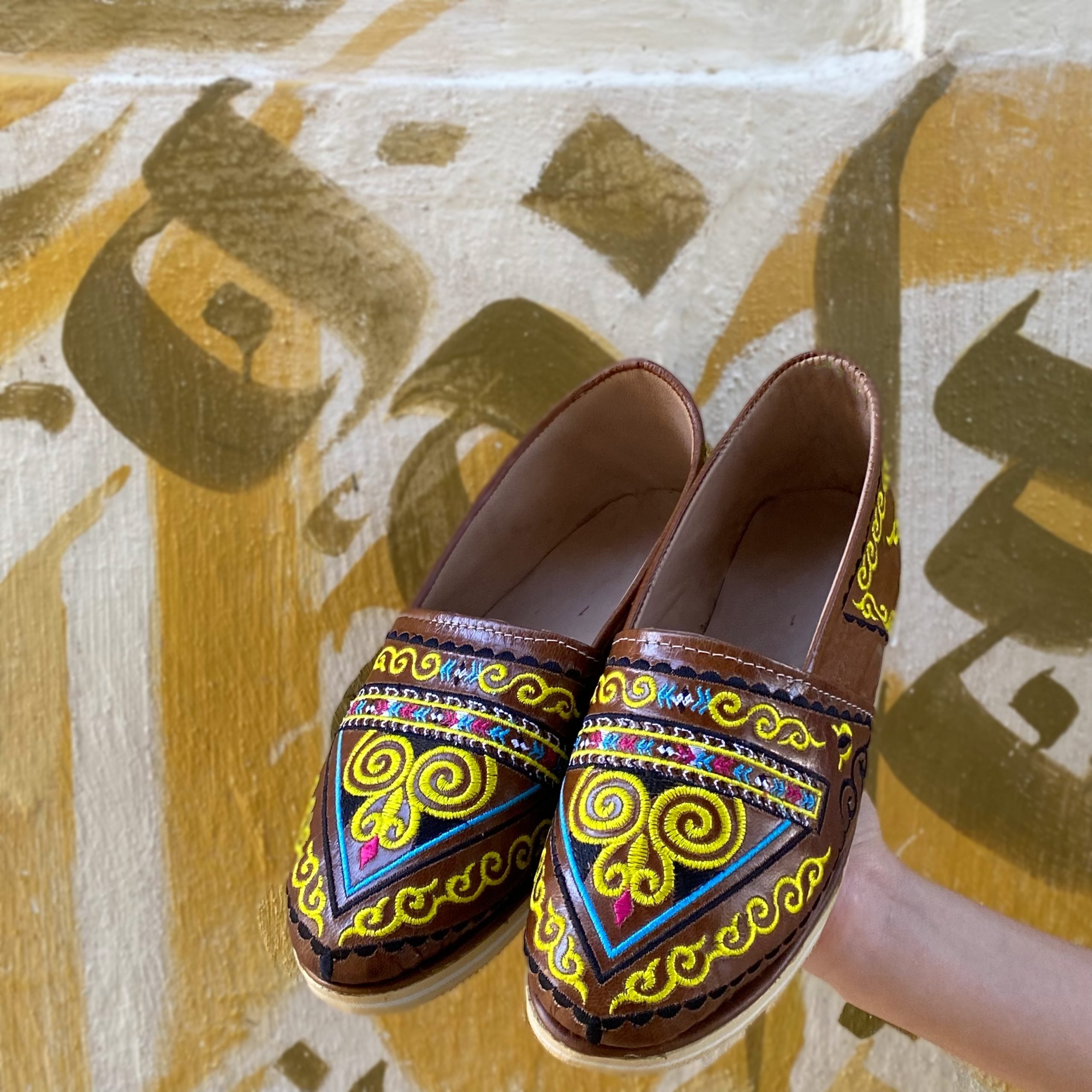 Mocassin Artisanal Jazia fait main en cuir véritable avec motifs berbères - artisanat Tunisien fait main | ILEYCOM