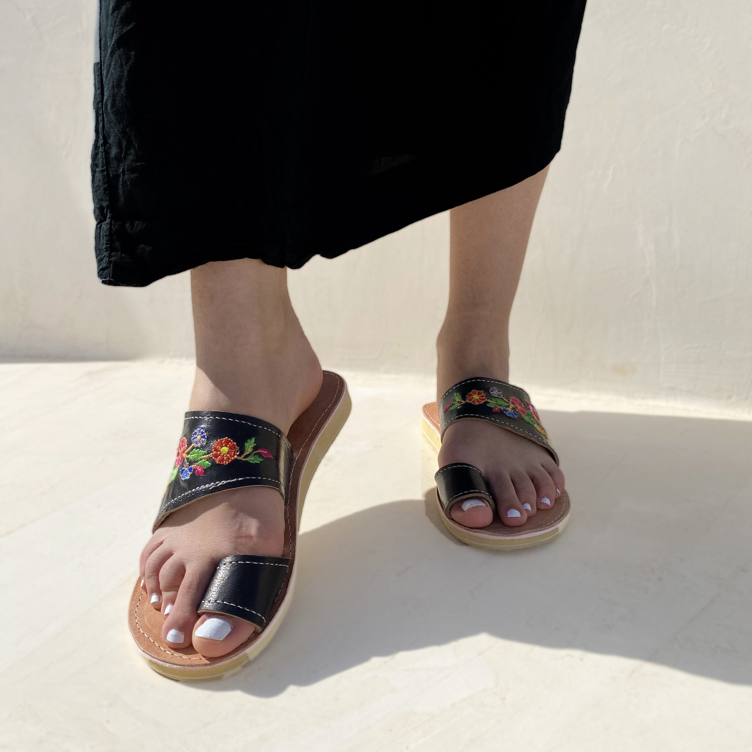 Mules Yasmina en cuir véritable brodée avec motifs florals - artisanat Tunisien fait main | ILEYCOM