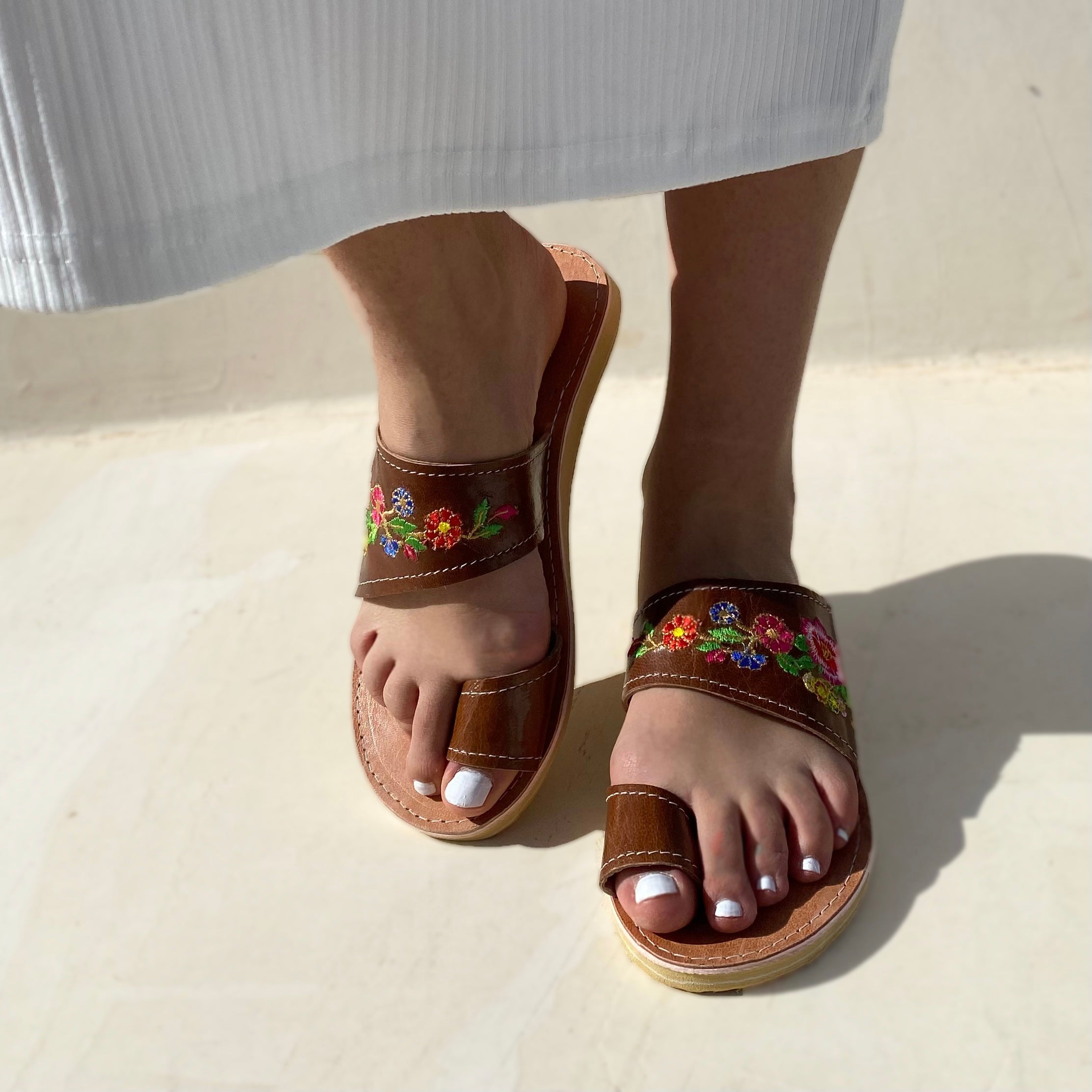 Mules Yasmina en cuir véritable brodée avec motifs florals - artisanat Tunisien fait main | ILEYCOM