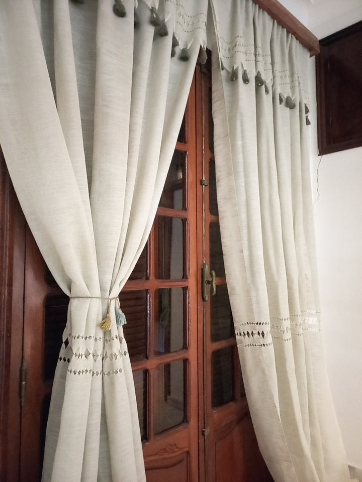 Paire de rideaux Hayek en lin, tissé main, brodé main, avec pompon - artisanat Tunisien fait main | ILEYCOM