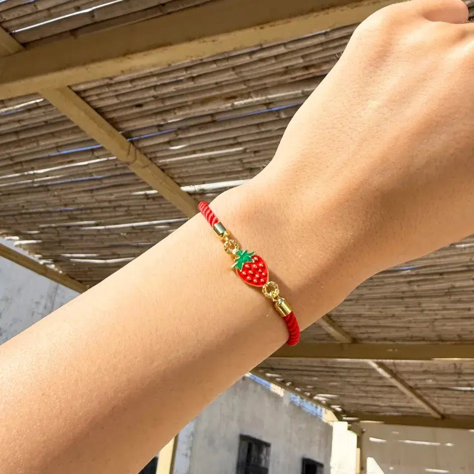 Jus de Fruits - bracelet fraise charmant en cordon rouge ajustable et élégant | artisanat tunisien fait main | ILEYCOM