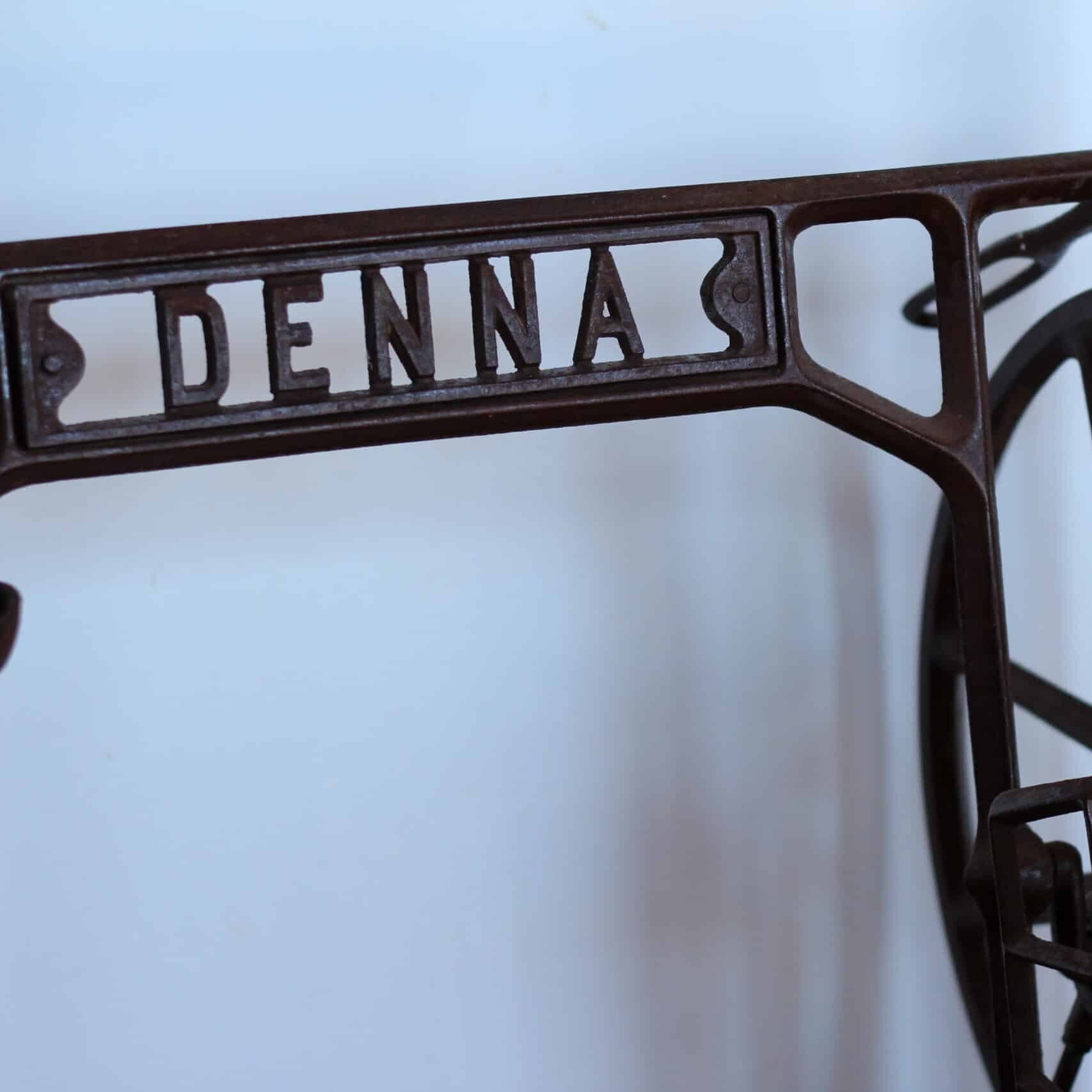 Table console de salon avec un bois de Pin, un socle de machine à coudre "Denna"