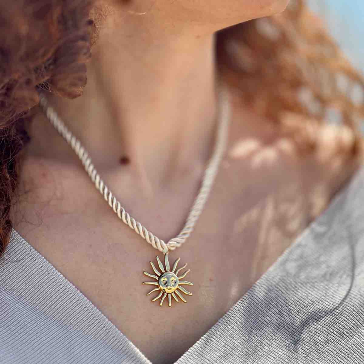 Collier soleil éclatant pour un été inoubliable