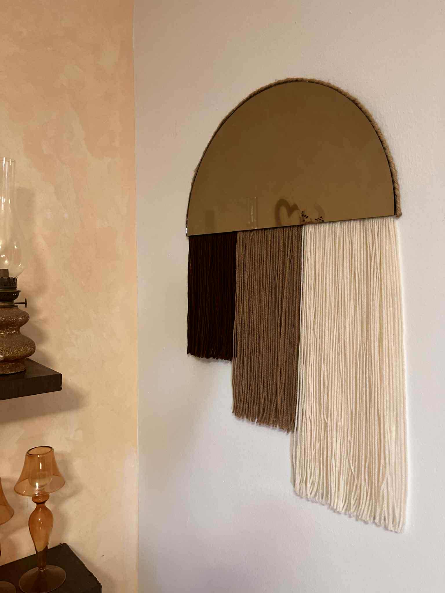 Miroir laine exclusif en demi cercle pour un intérieur élégant