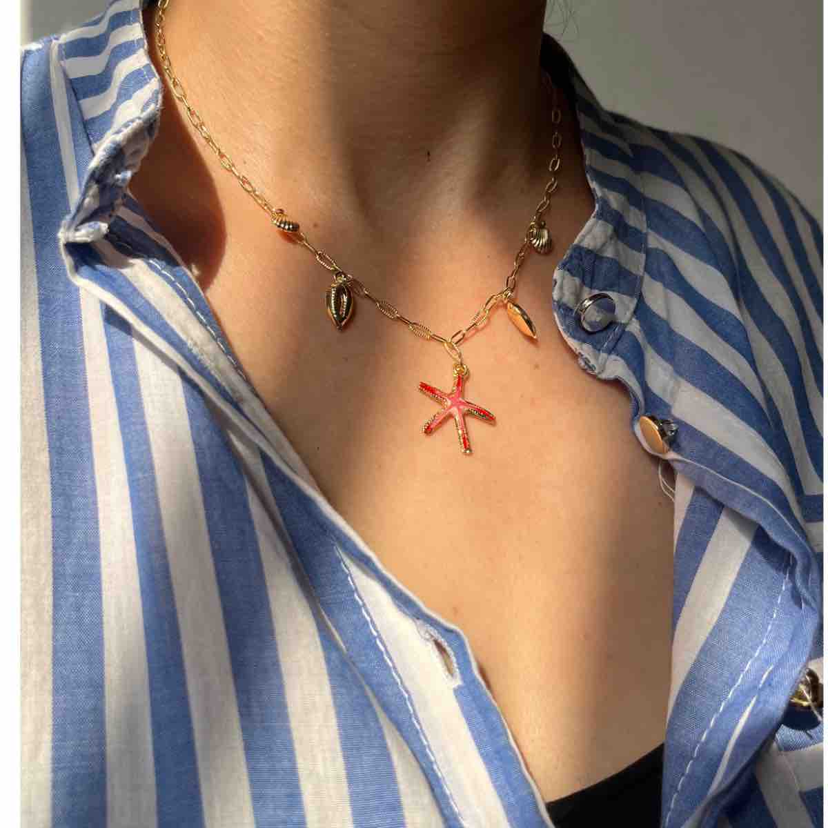 Collier doré été tendance pour une allure irrésistible
