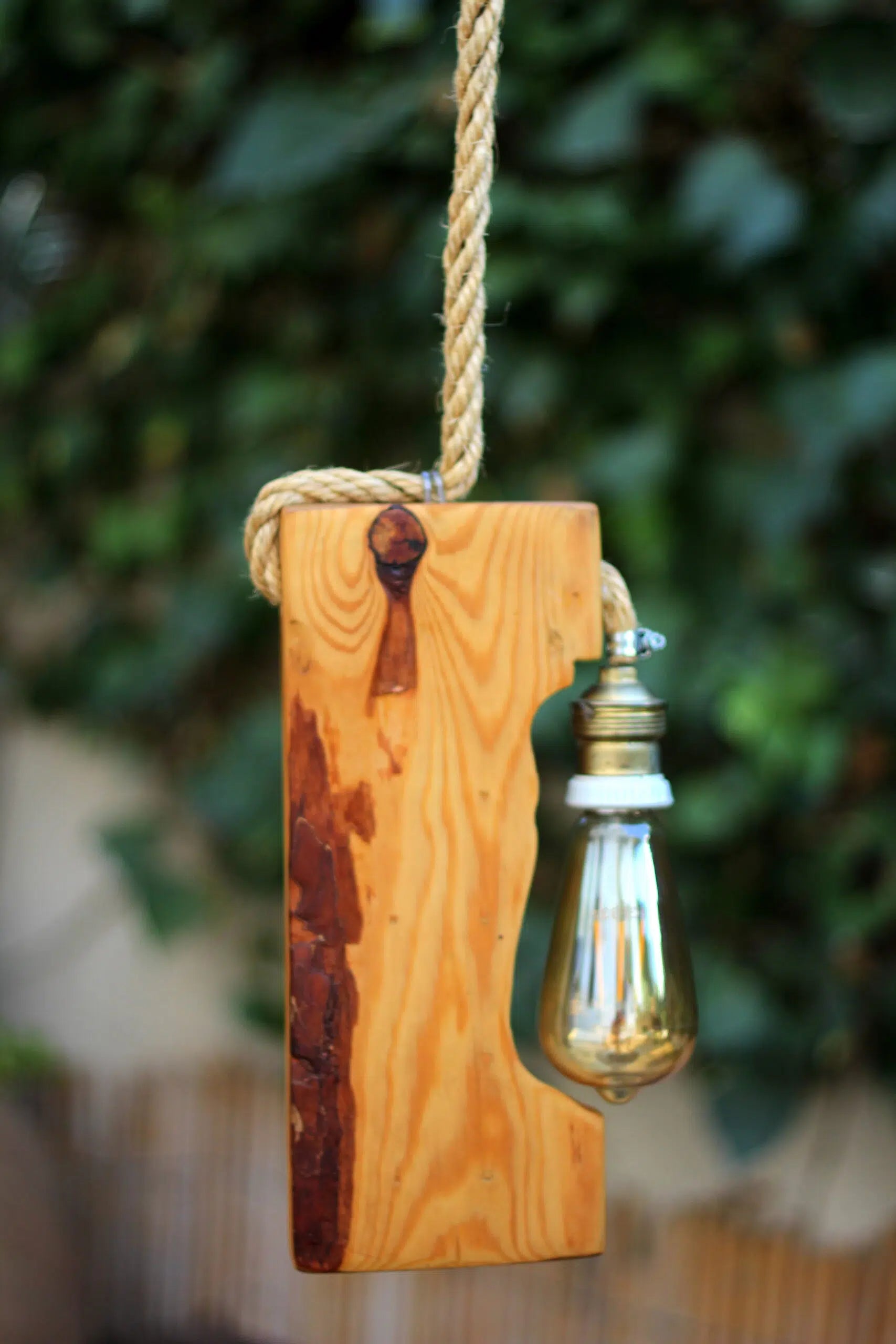 Lustre bois poli gravé artisanal suspendu