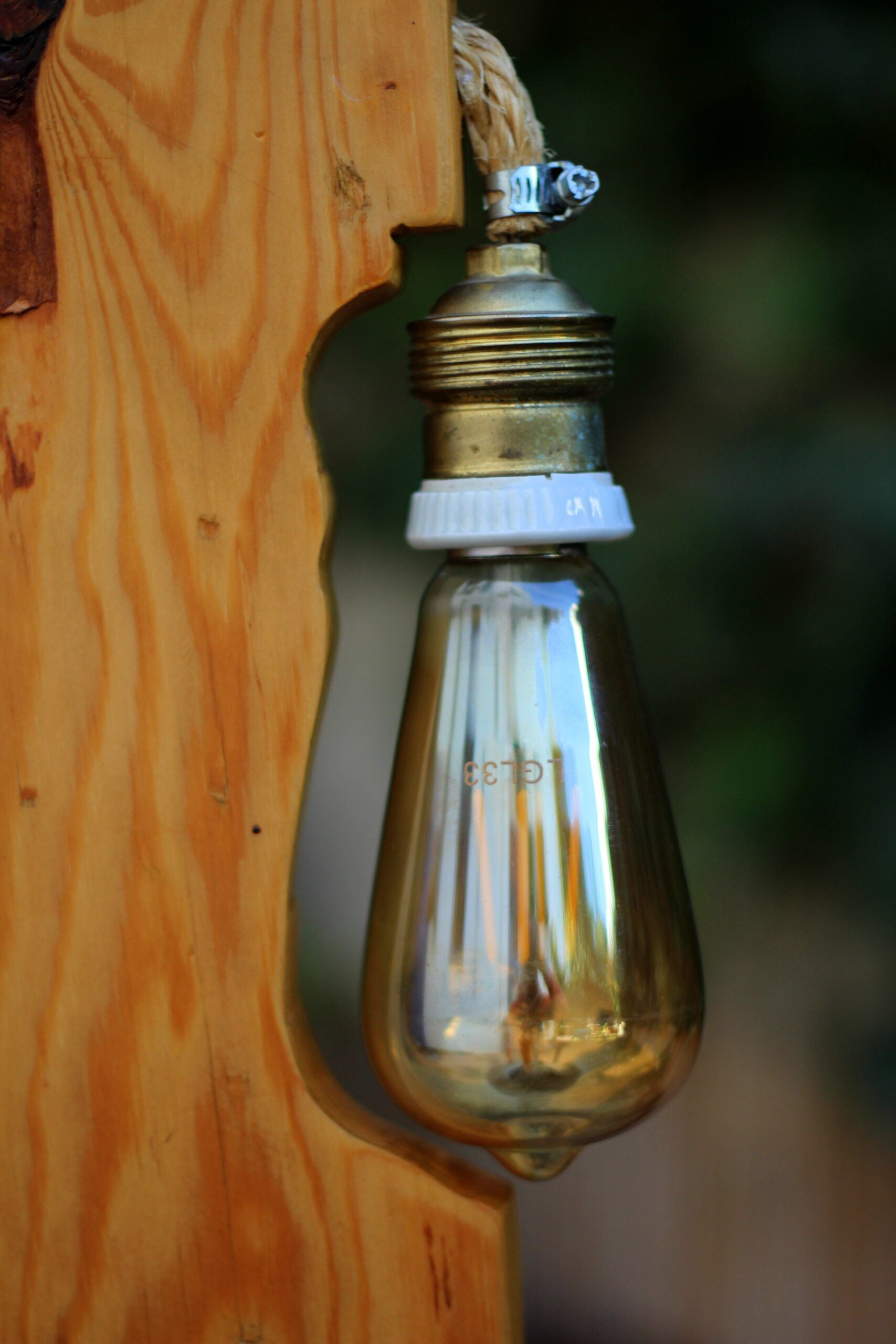 Lustre bois poli gravé artisanal suspendu