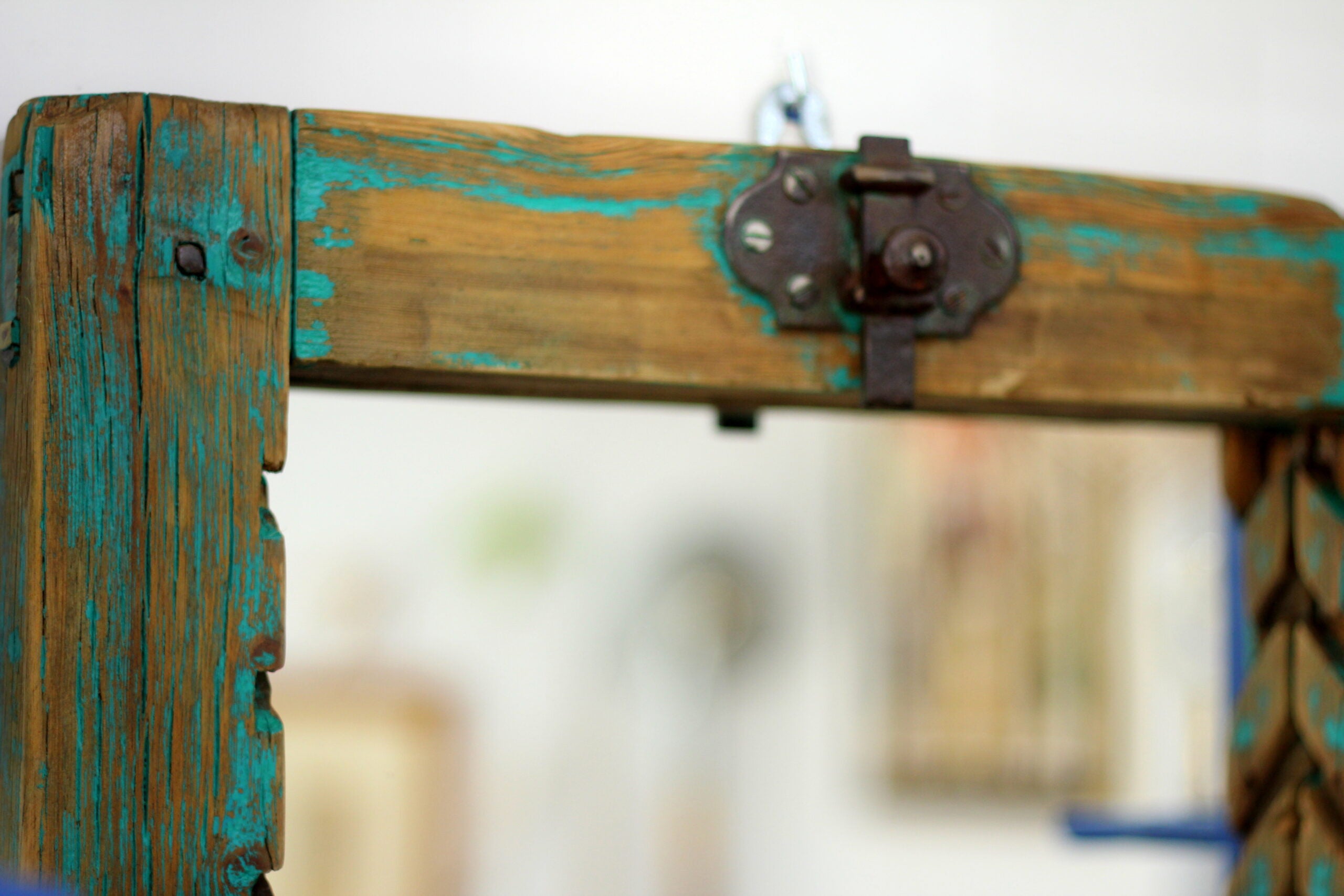 Miroir vintage upcyclé en persienne, charme unique pour votre déco