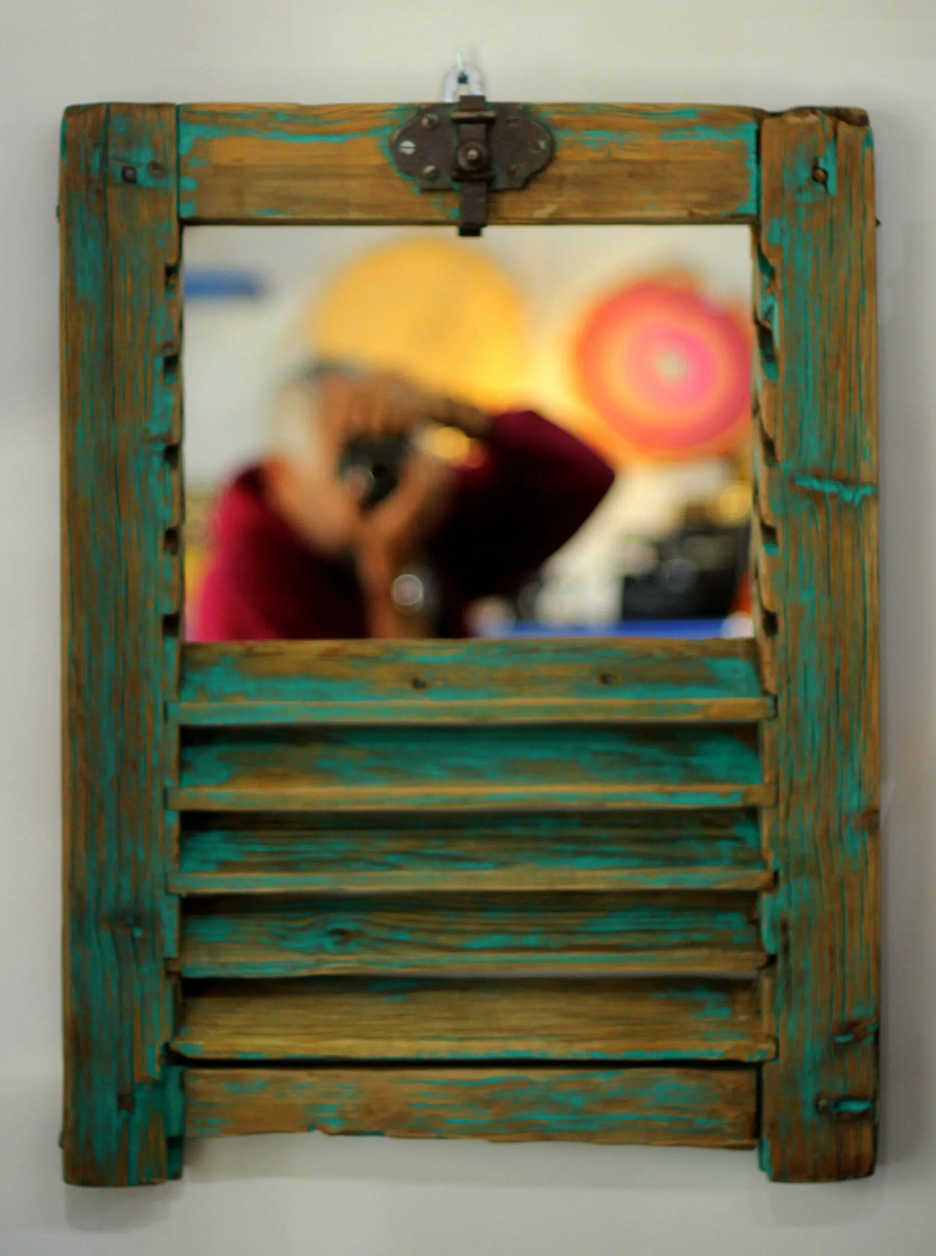 Miroir vintage upcyclé en persienne, charme unique pour votre déco