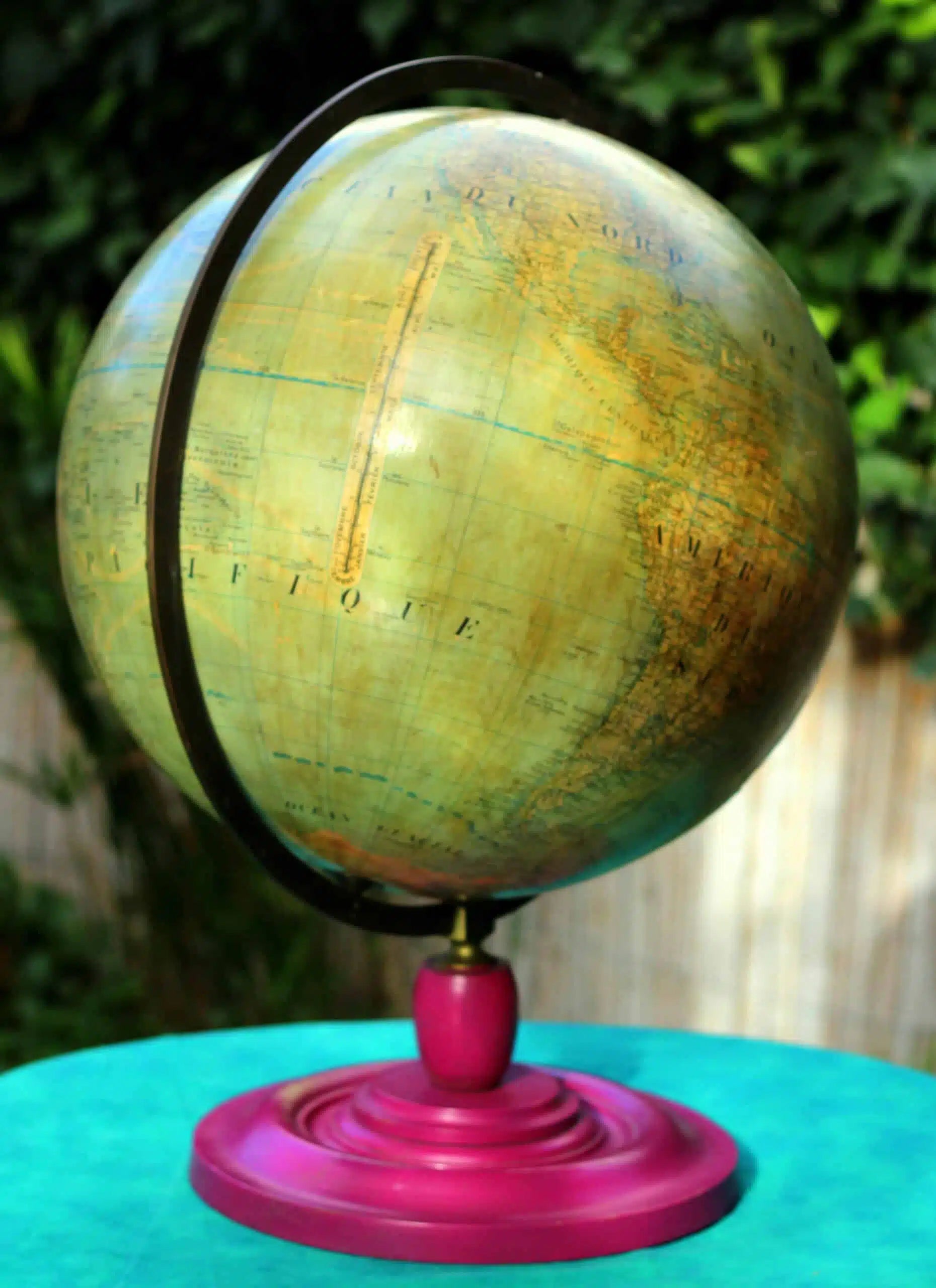 Globe vintage unique du début 20e siècle, allure historique séduisante