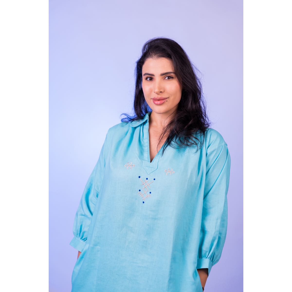 Blouse lin bleu ciel brodée en soie pour un style unique