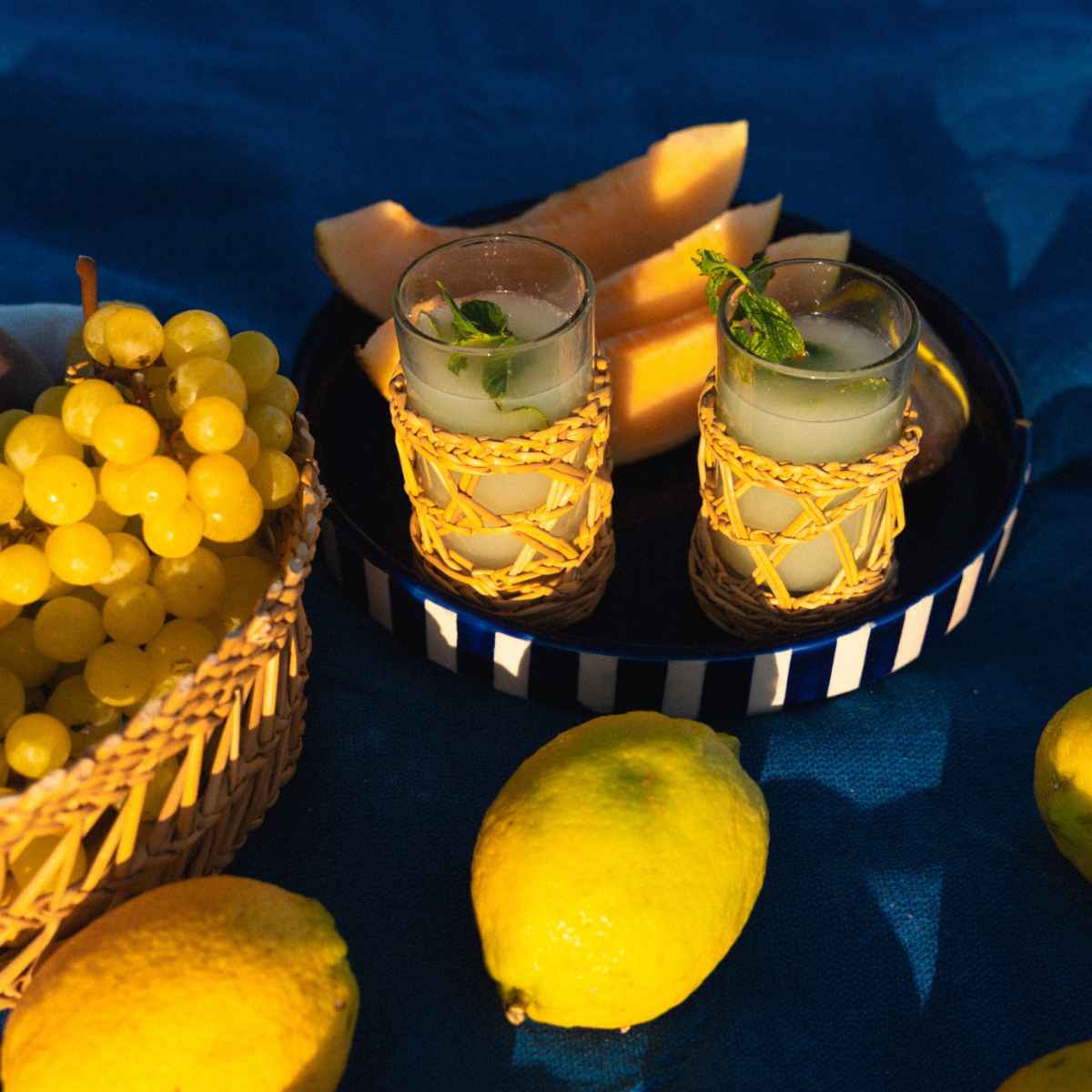 Verre avec porte-verre smar tressé