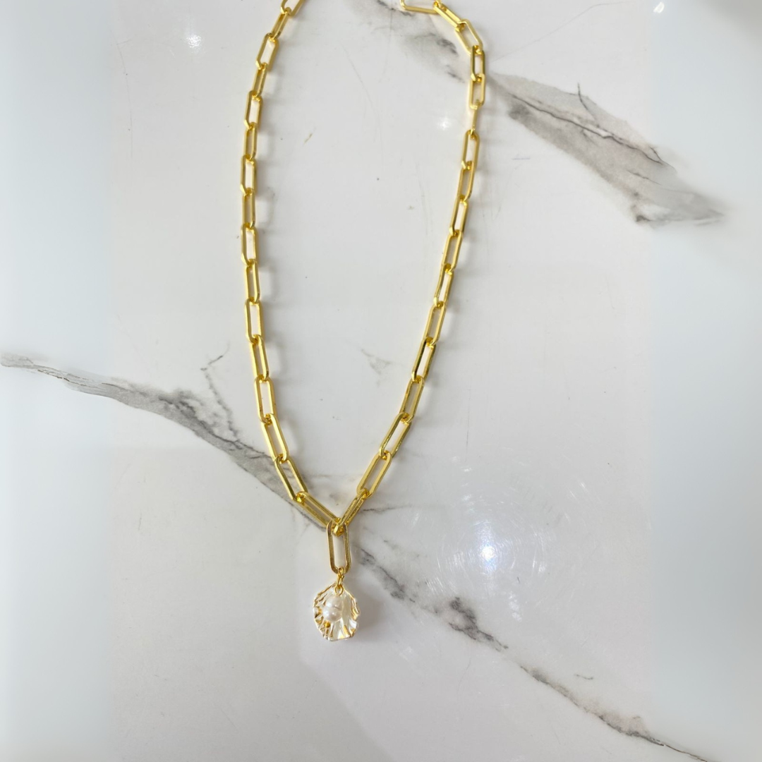 Collier doré exclusif avec coquillage doré, éclat irrésistible