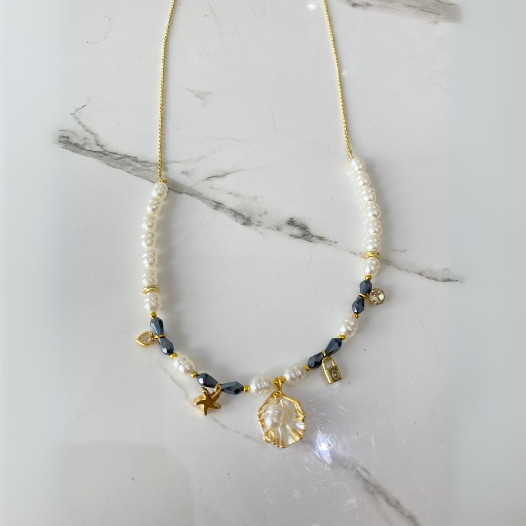 Collier doré fétiches avec perle et pendentifs irrésistible
