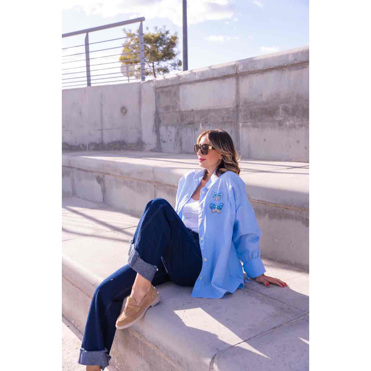 Chemise en bleu ciel brodée à la main - Taille de vêtements M