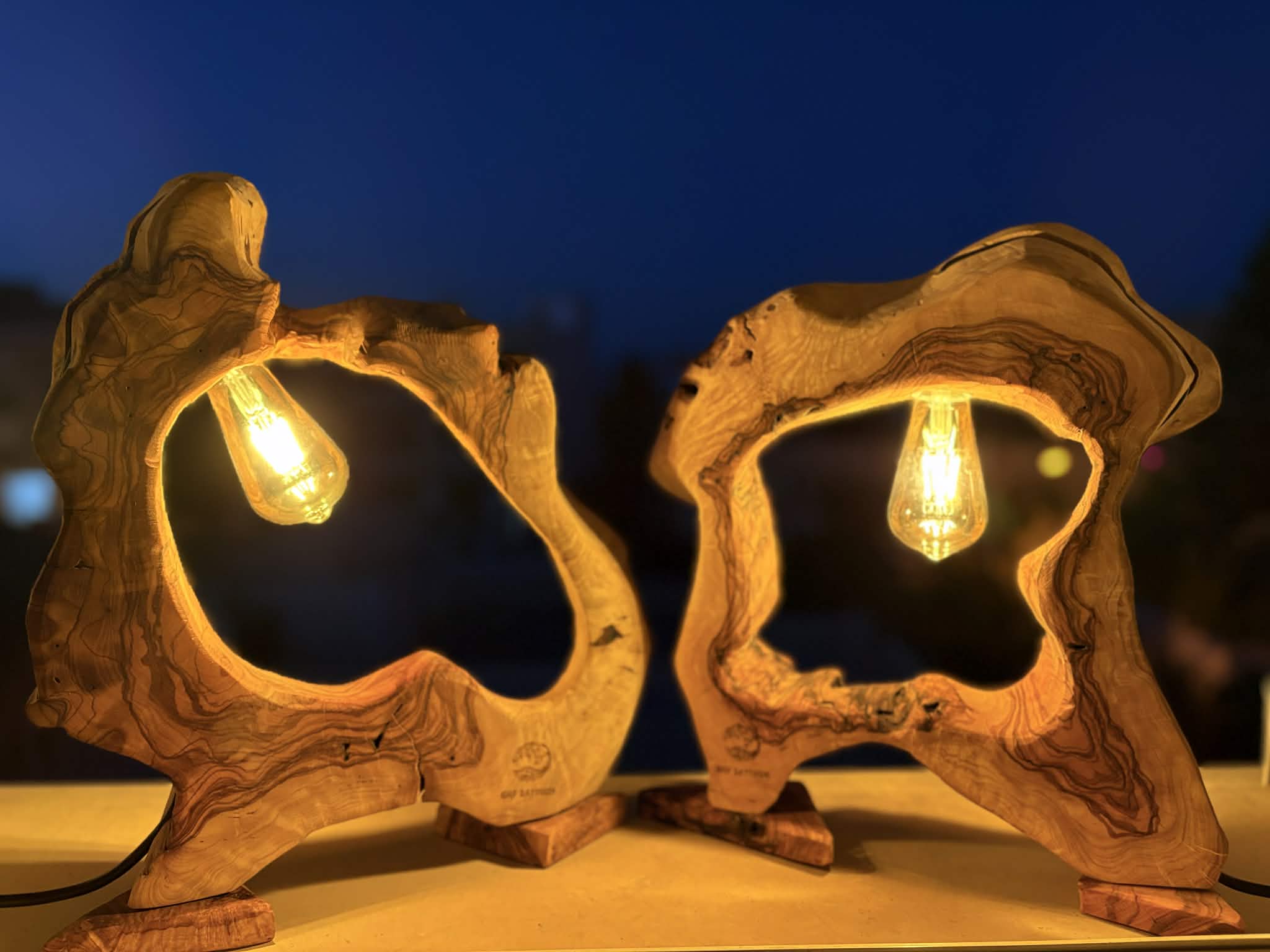 lampe bois artisanale en olivier unique pour un intérieur accueillant