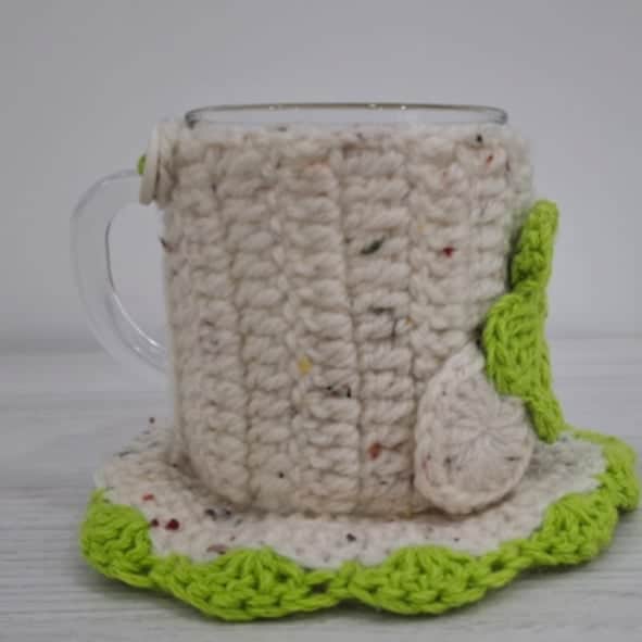 Mug cosy en crochet couleur vert pistache et blanc cassé avec sous tasse