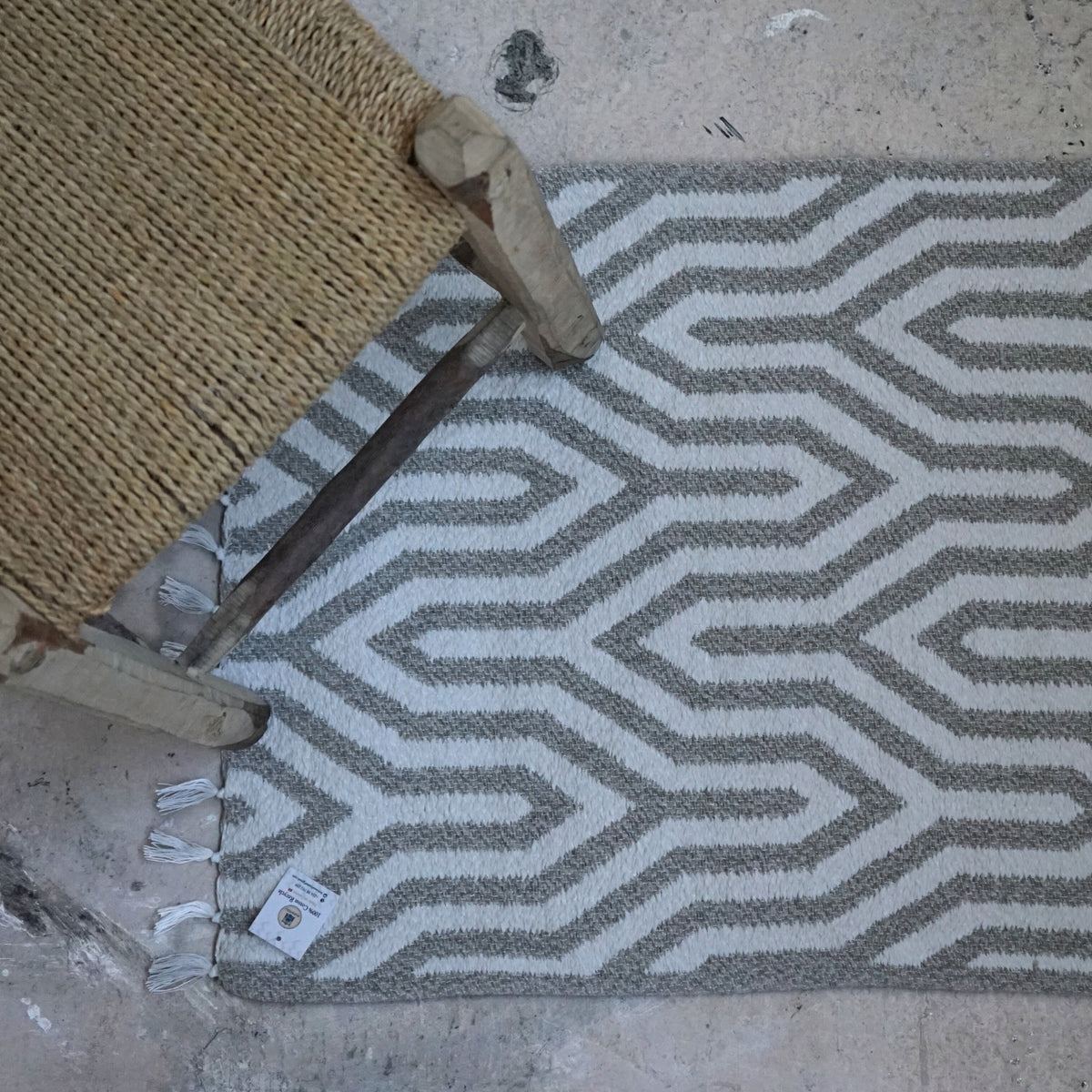 Tapis de bain gris en coton recyclé avec des petites pompons blanches (0.55 * 0.75 m)