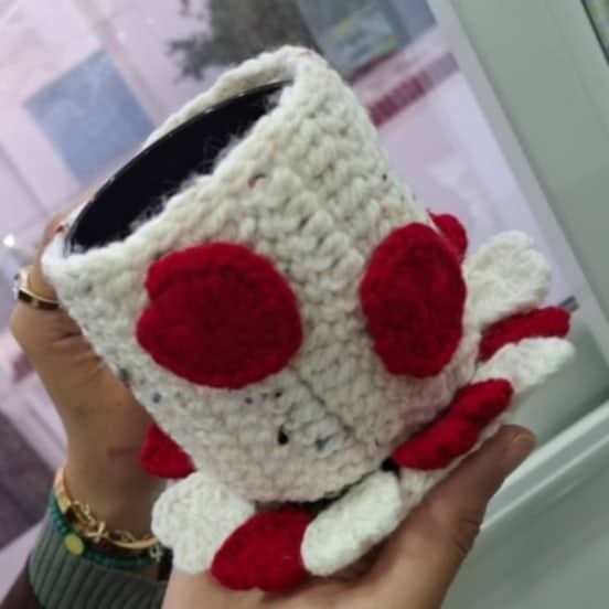 Mug cosy en crochet couleur blanc cassé et rouge avec sous tasse