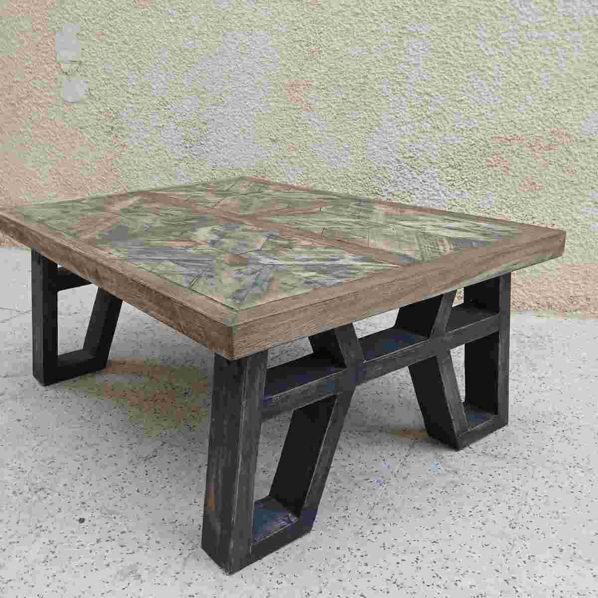 Table basse artisanale élégante pour un salon raffiné
