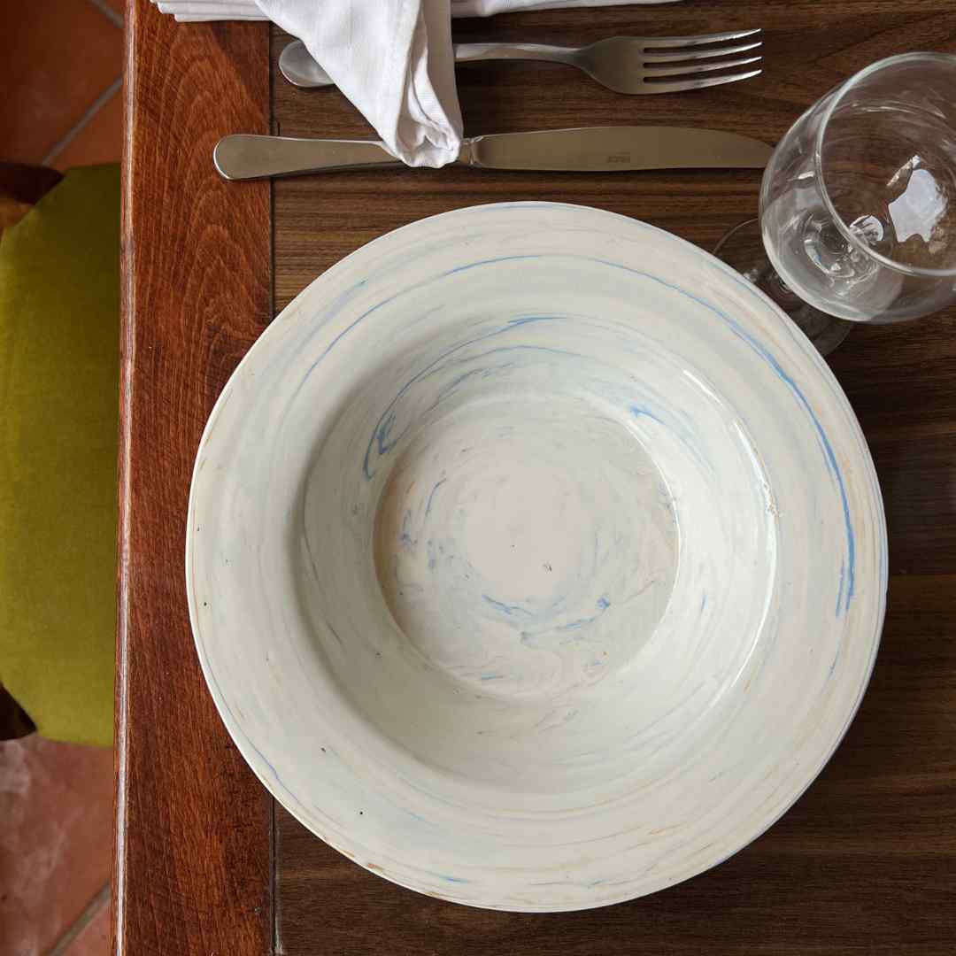 Plat creux bleu fine en céramique