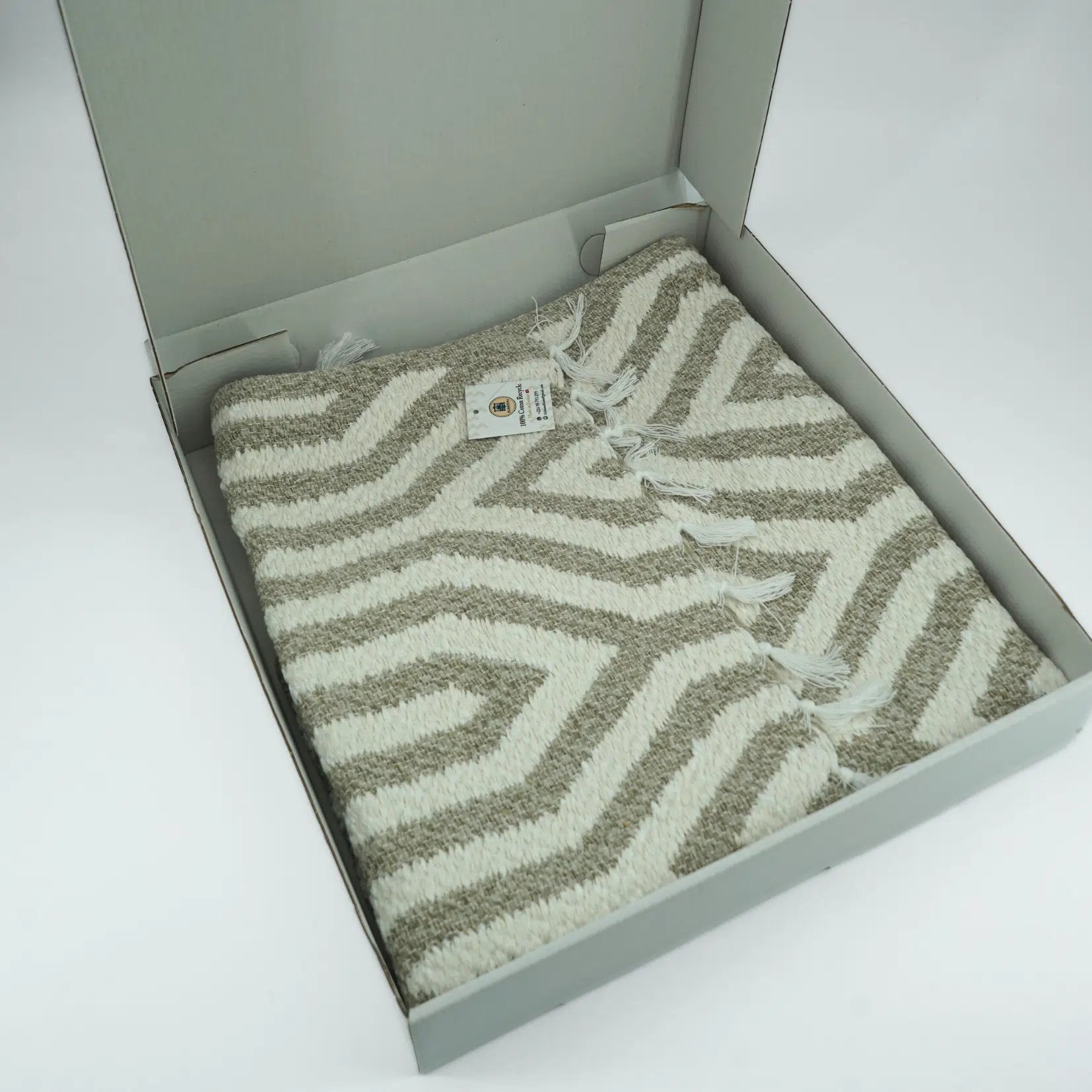 Tapis de bain gris en coton recyclé avec des petites pompons blanches (0.55 * 0.75 m)