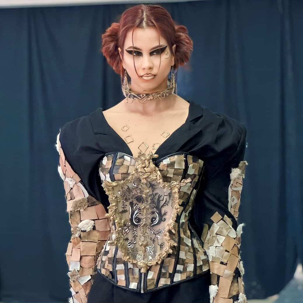 Corset noir avec patchwork 3D et détails en résine sculptée