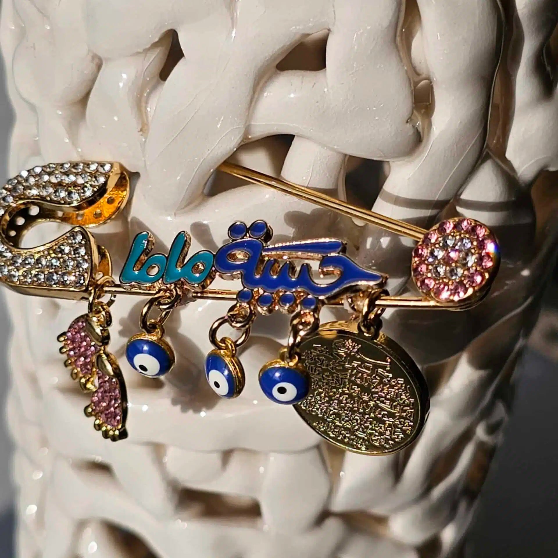 Broche Habibet Mama Plaqué Or Cubic Zirconia - Élégance Intemporelle