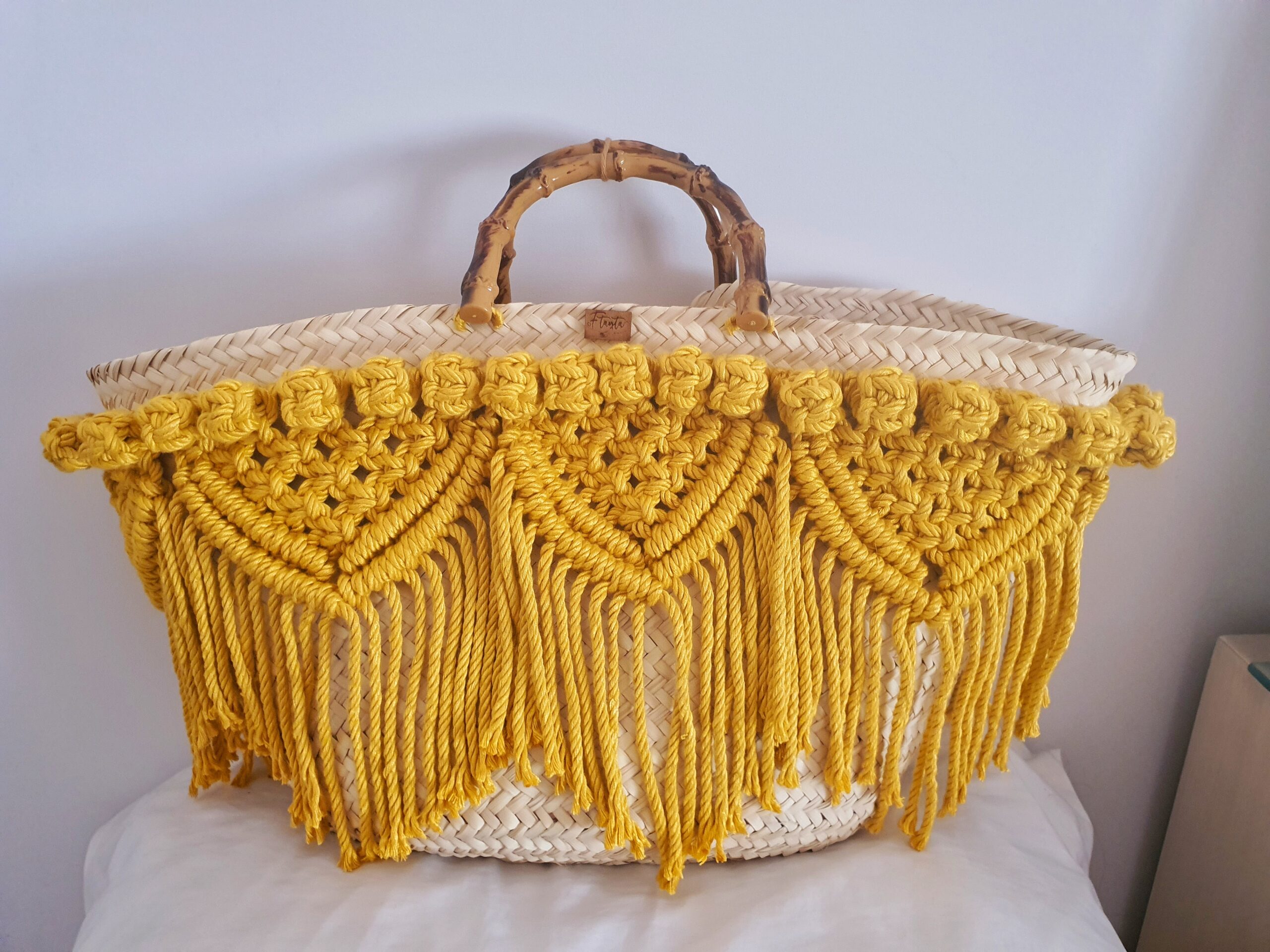 Couffin de plage paille avec décoration macramé jaune