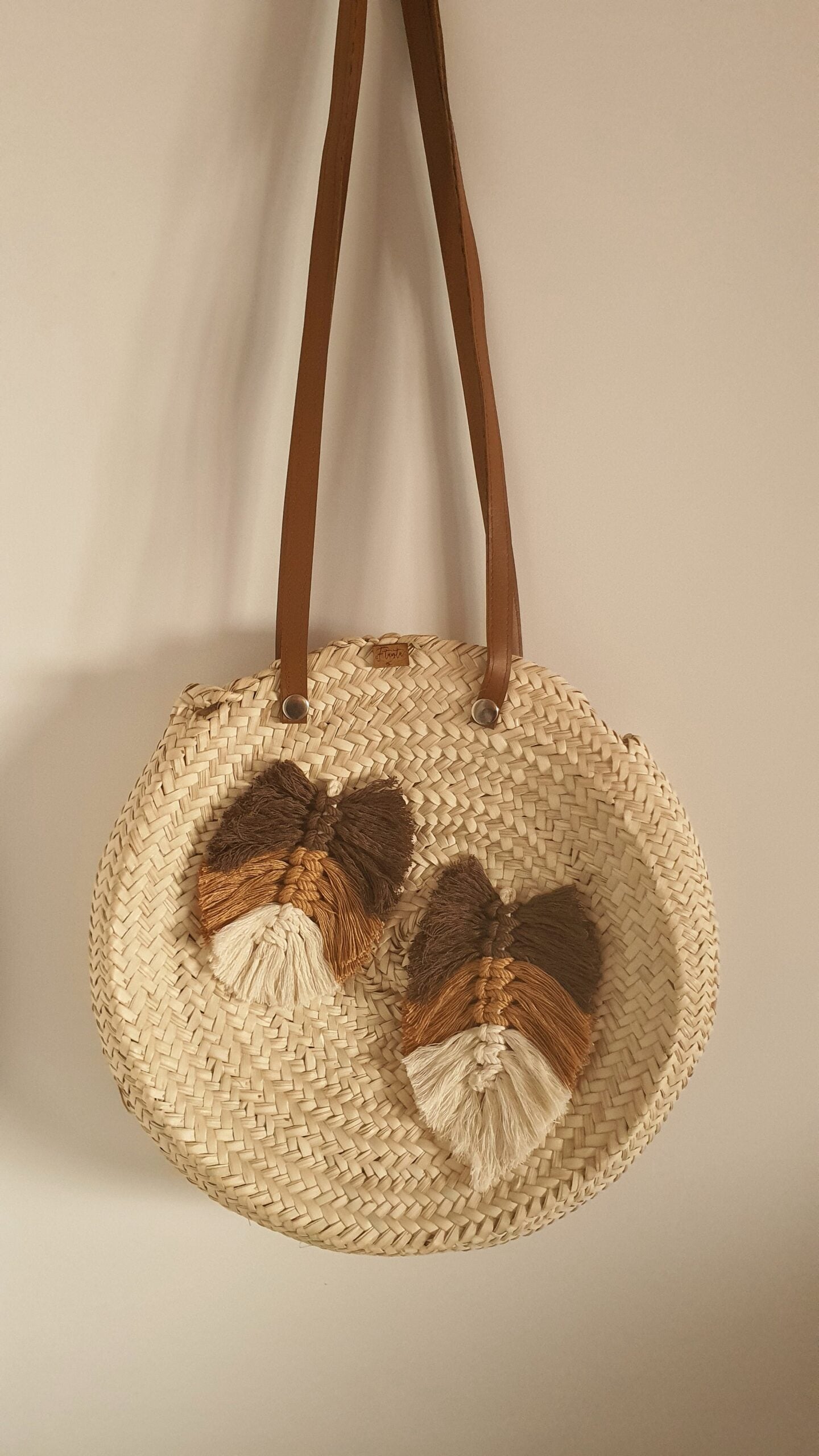 Panier rond en Halfa avec anses et bandoulière en simili cuir marron et un détail en crochet